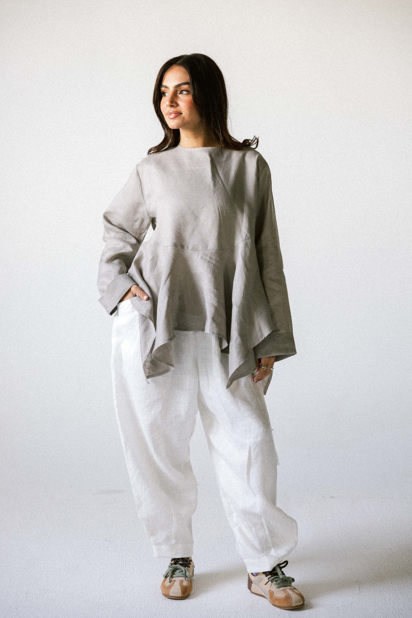 Ruffeled linen top in griesh