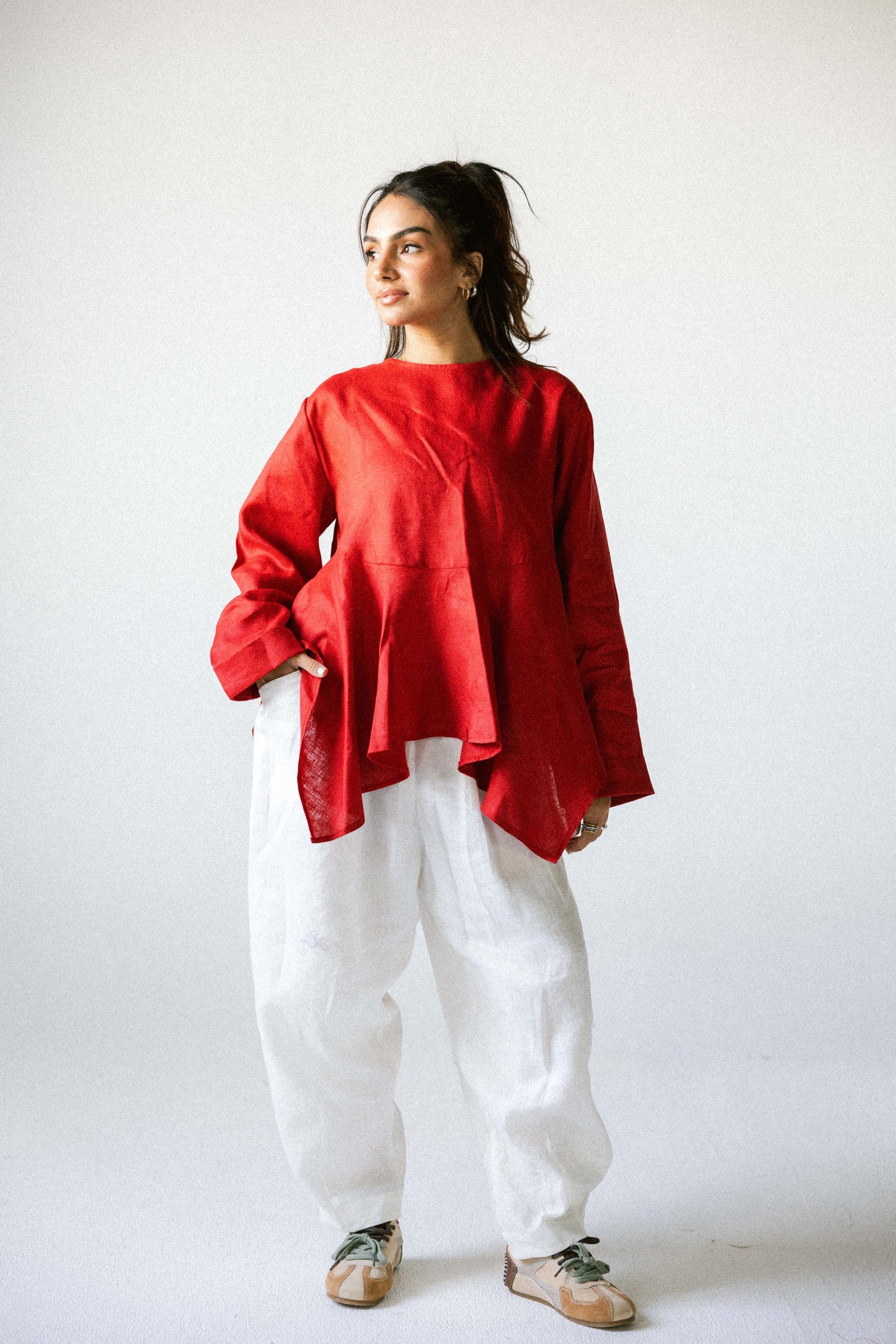 Ruffeled linen top in red