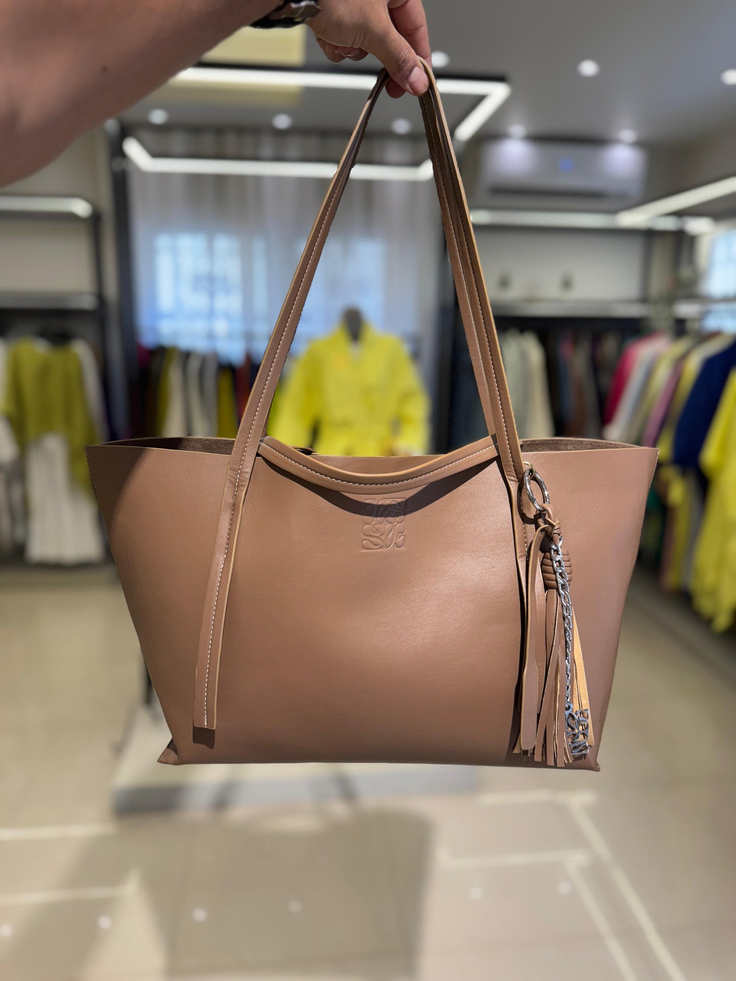 Signature Tote Bag In Camel