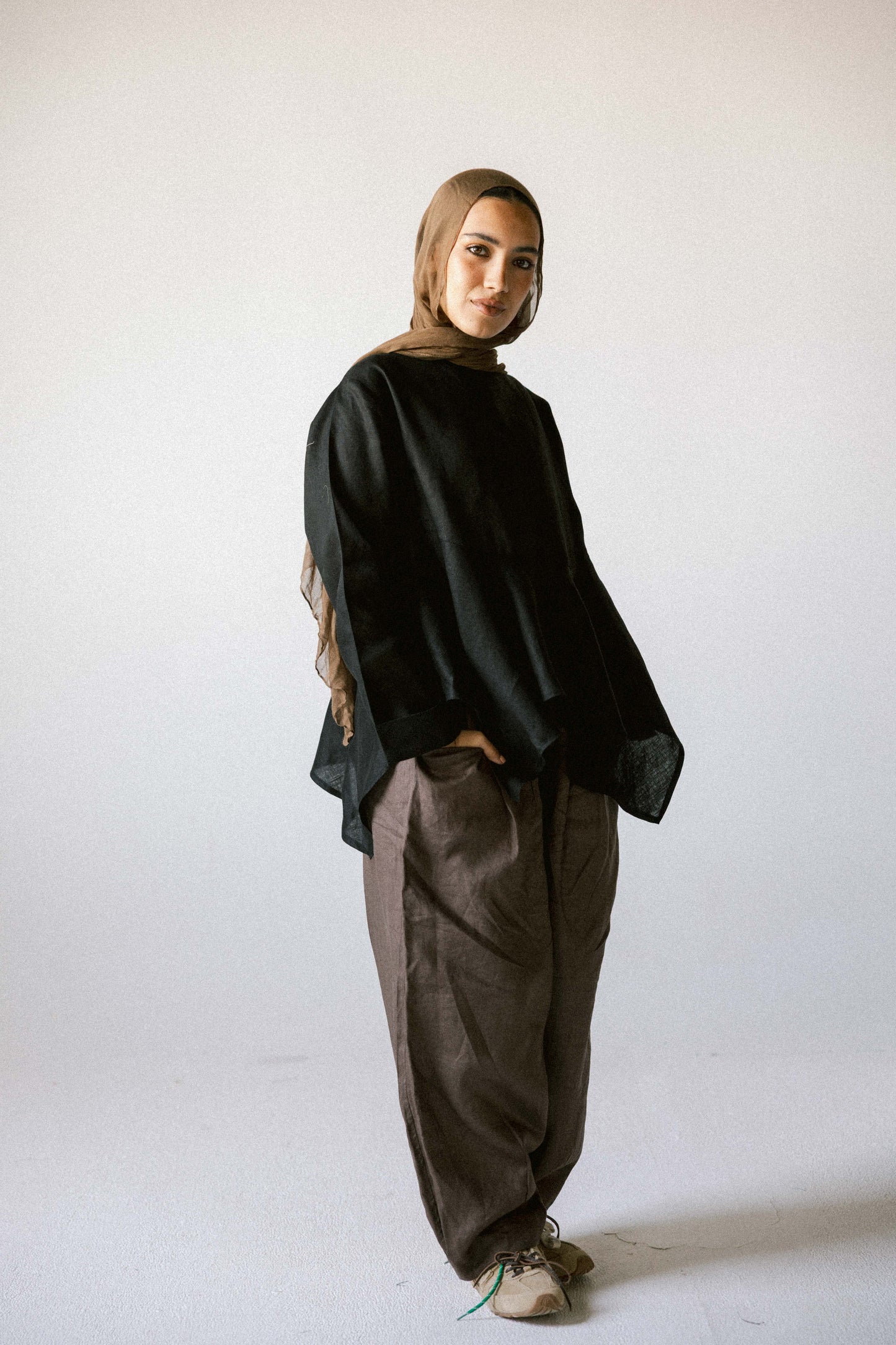 Ruffeled linen top in black