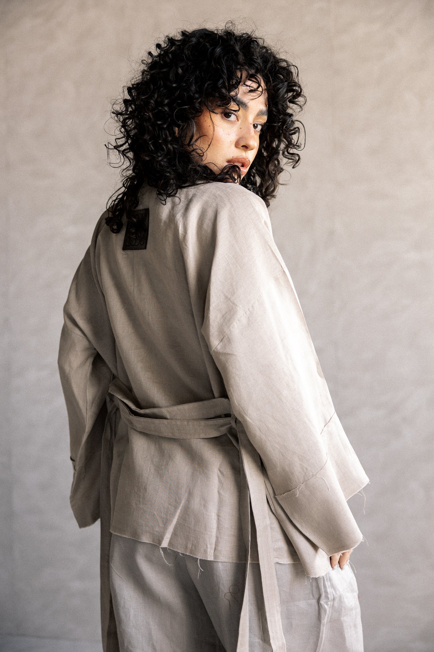 Collar kimono in cafe