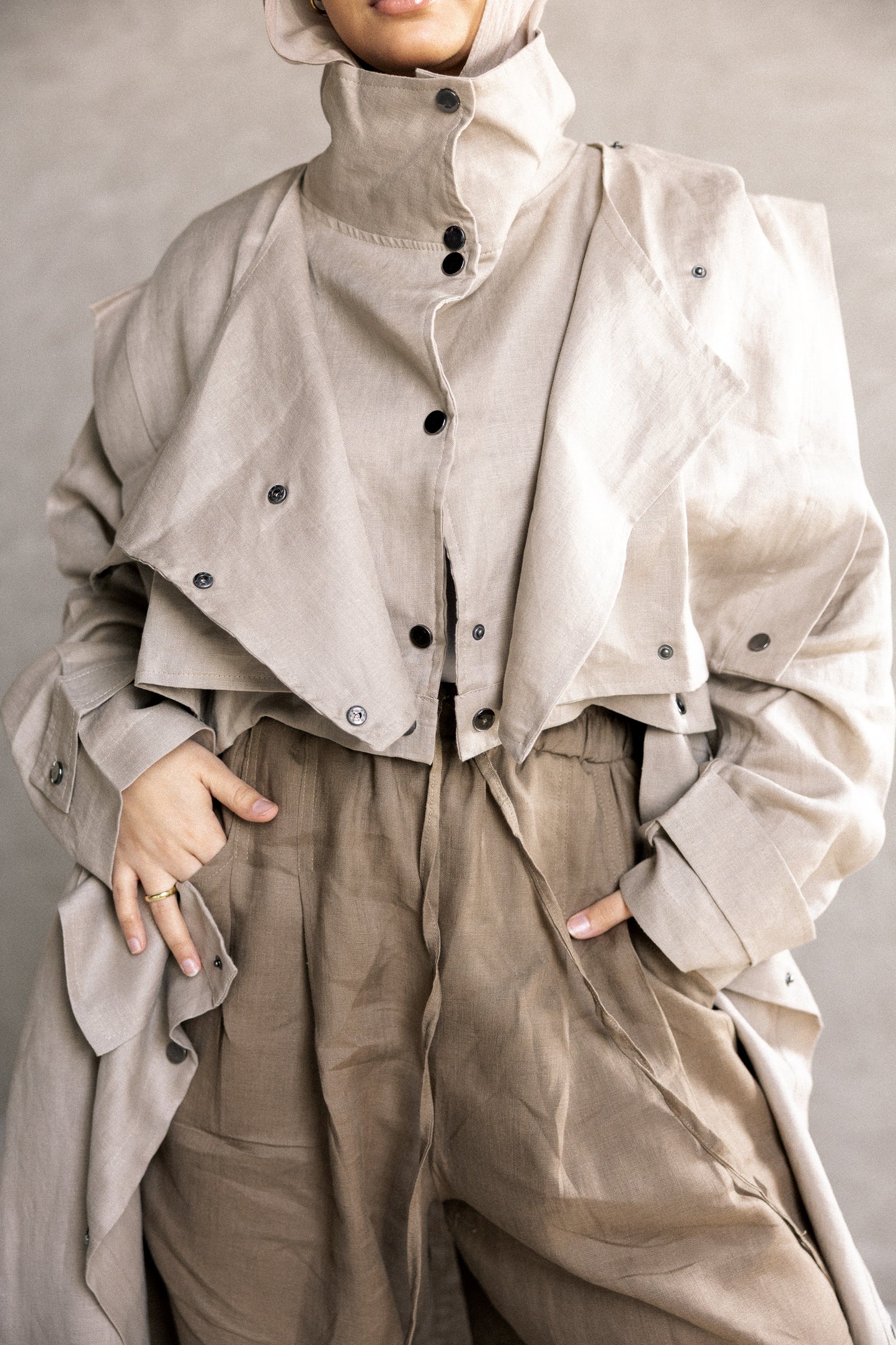 Jouzoor linen coat in cafe
