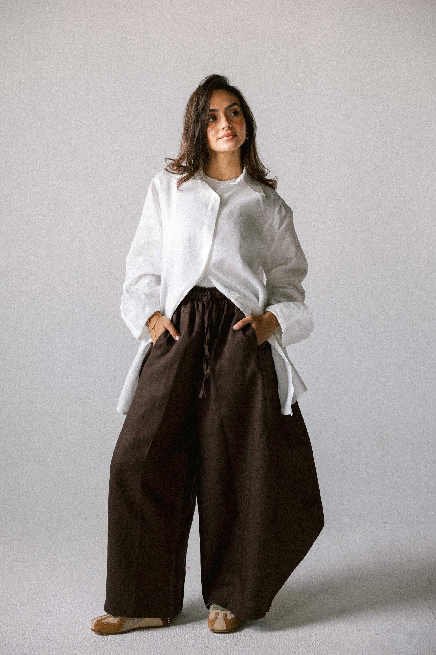 Curved pant in chocolate brown