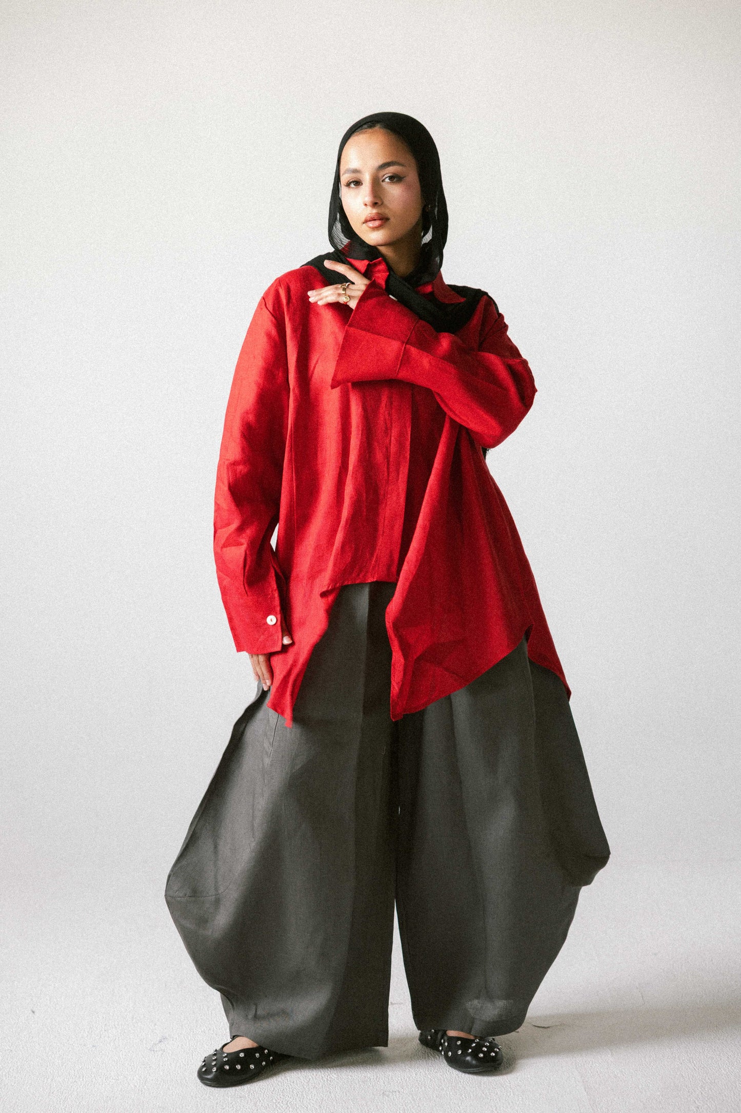 Curved pant in dark grey