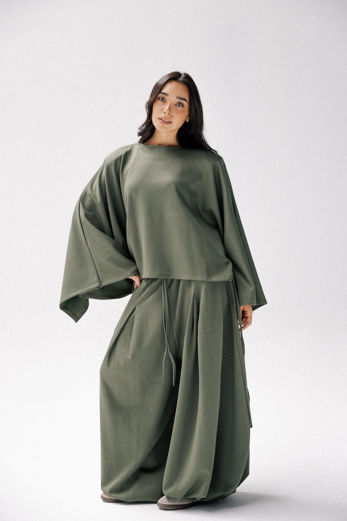 Ruffeled cotton set in dark olive