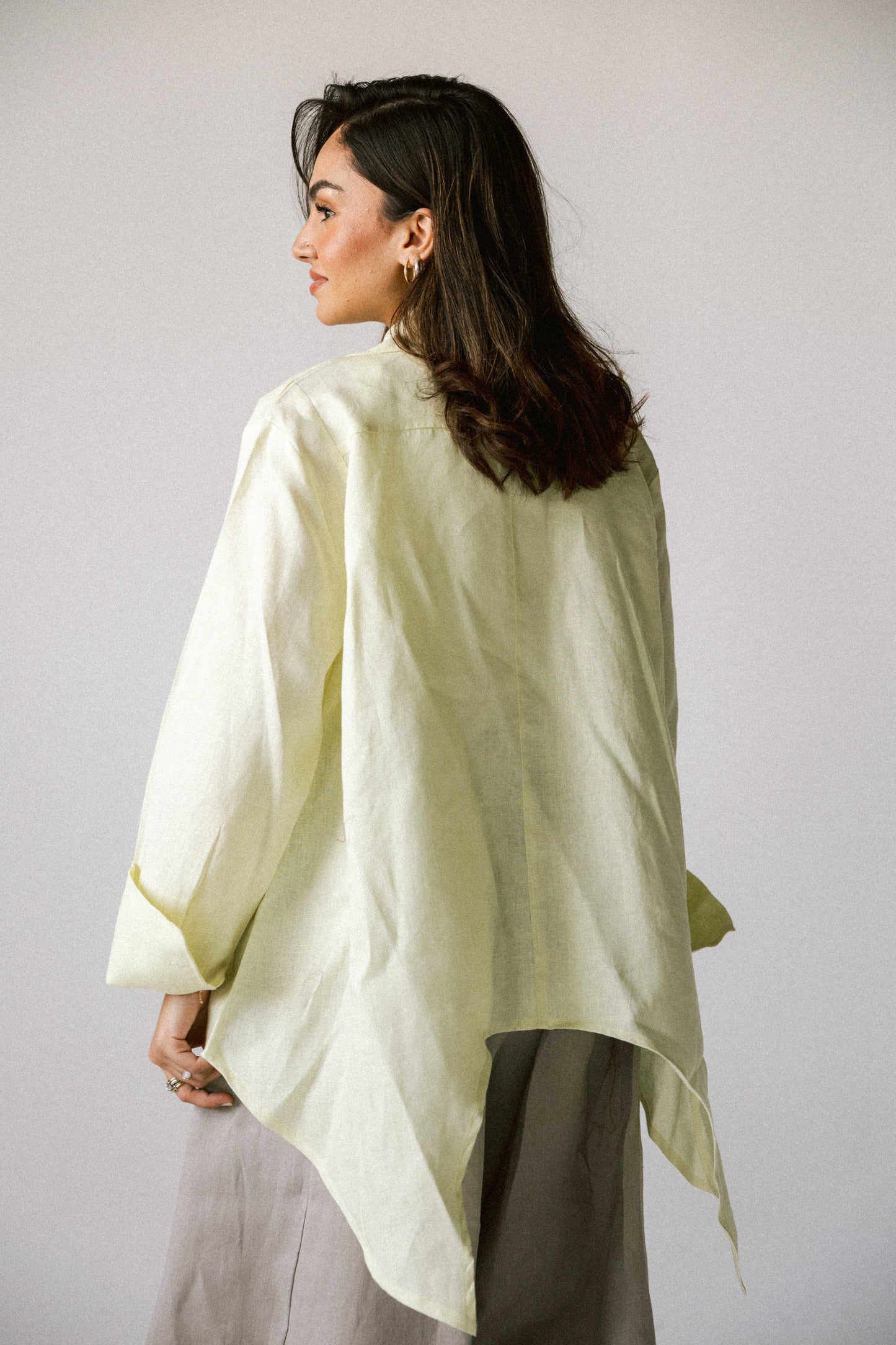 Round shirt in butter yellow