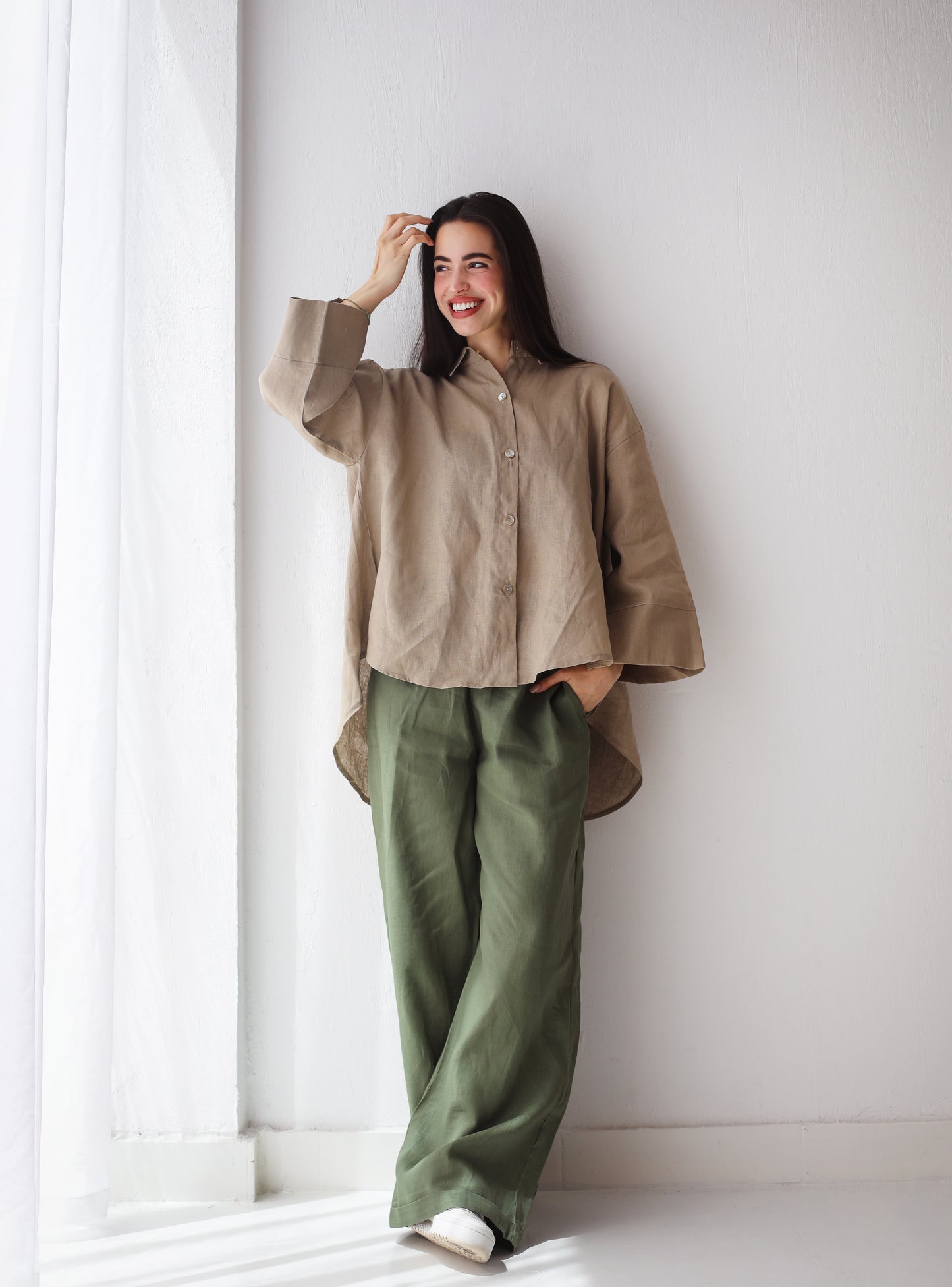 Basic linen shirt in cafe