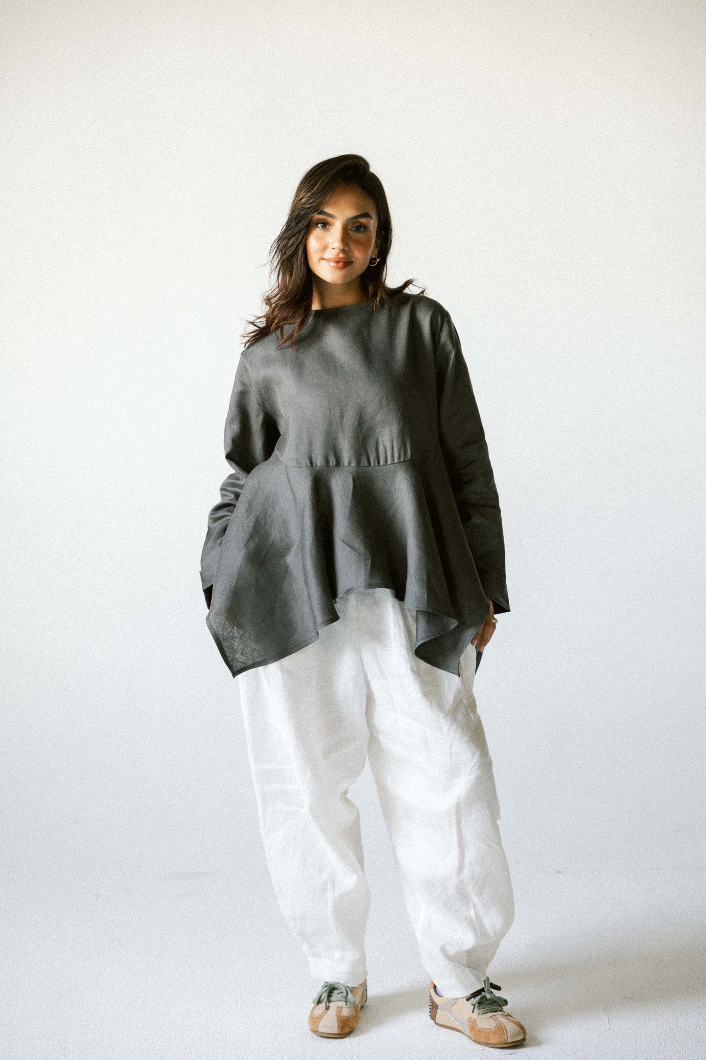 Ruffeled linen top in dark-grey