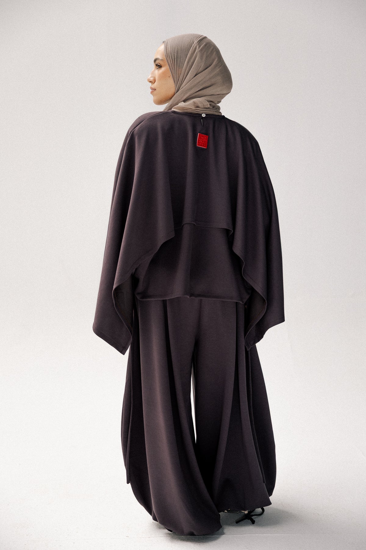 Ruffeled cotton set in dark grey