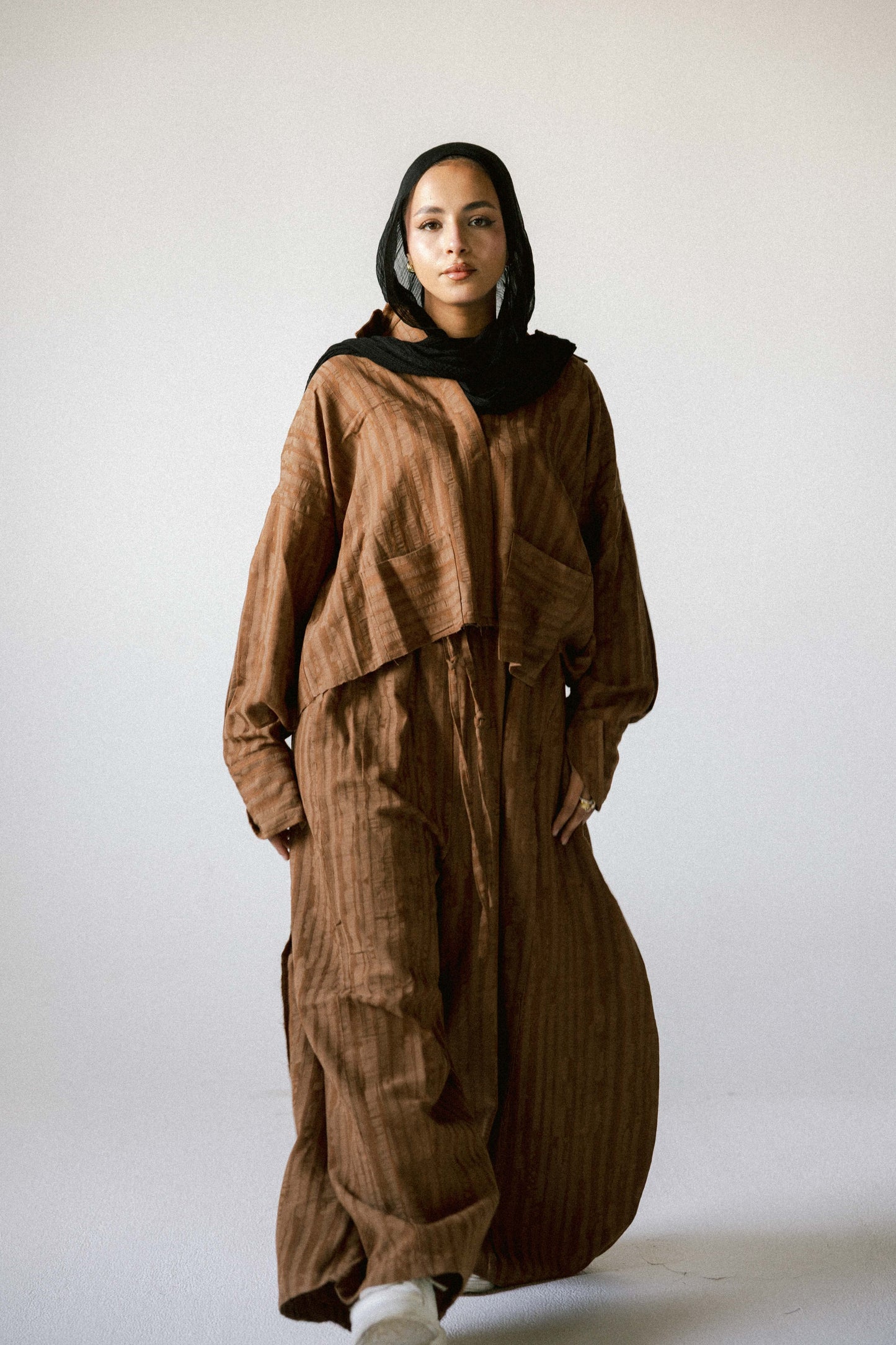 Strips set in brown