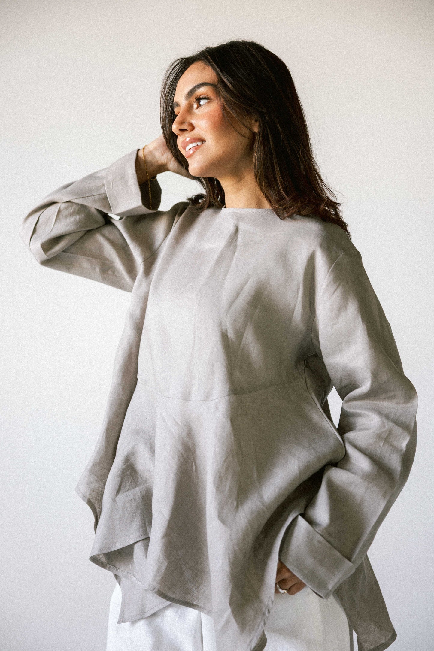 Ruffeled linen top in griesh