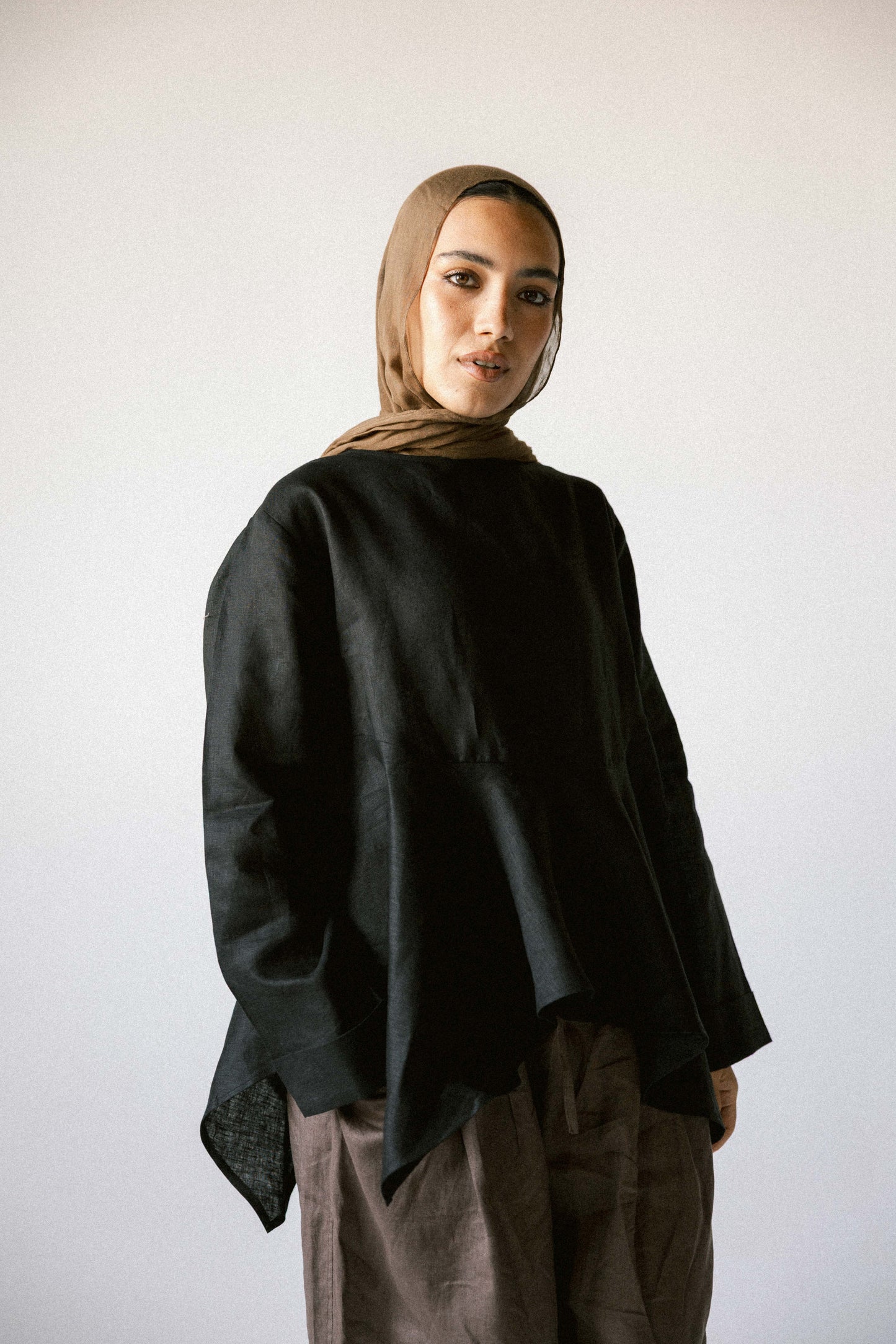 Ruffeled linen top in black