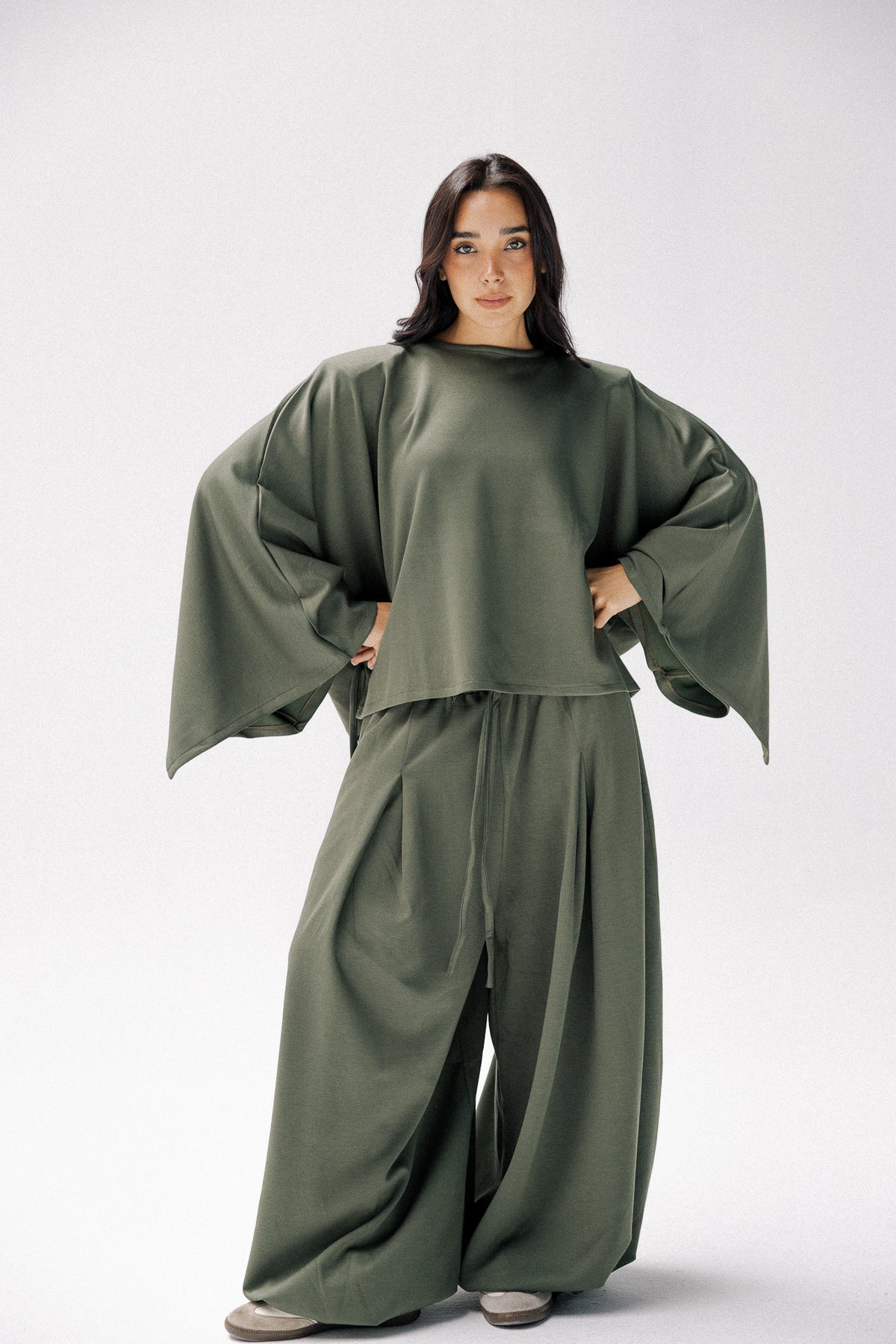 Ruffeled cotton set in dark olive