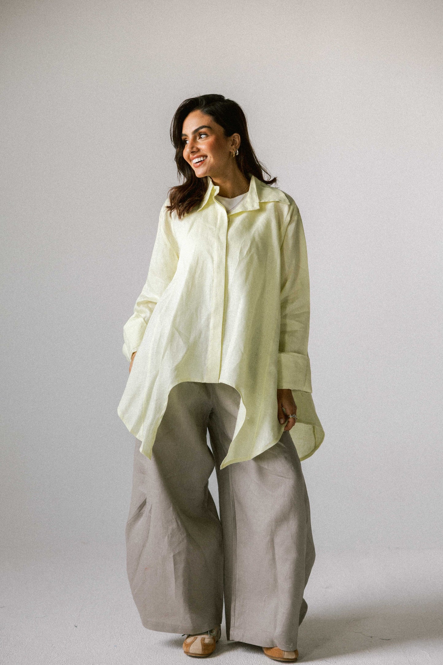 Round shirt in butter yellow