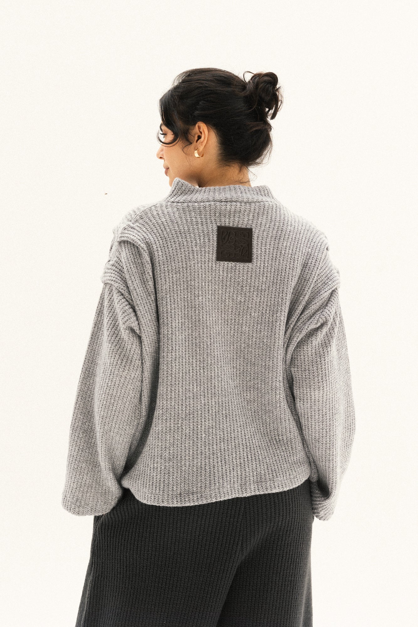 shoulder pullover in grey