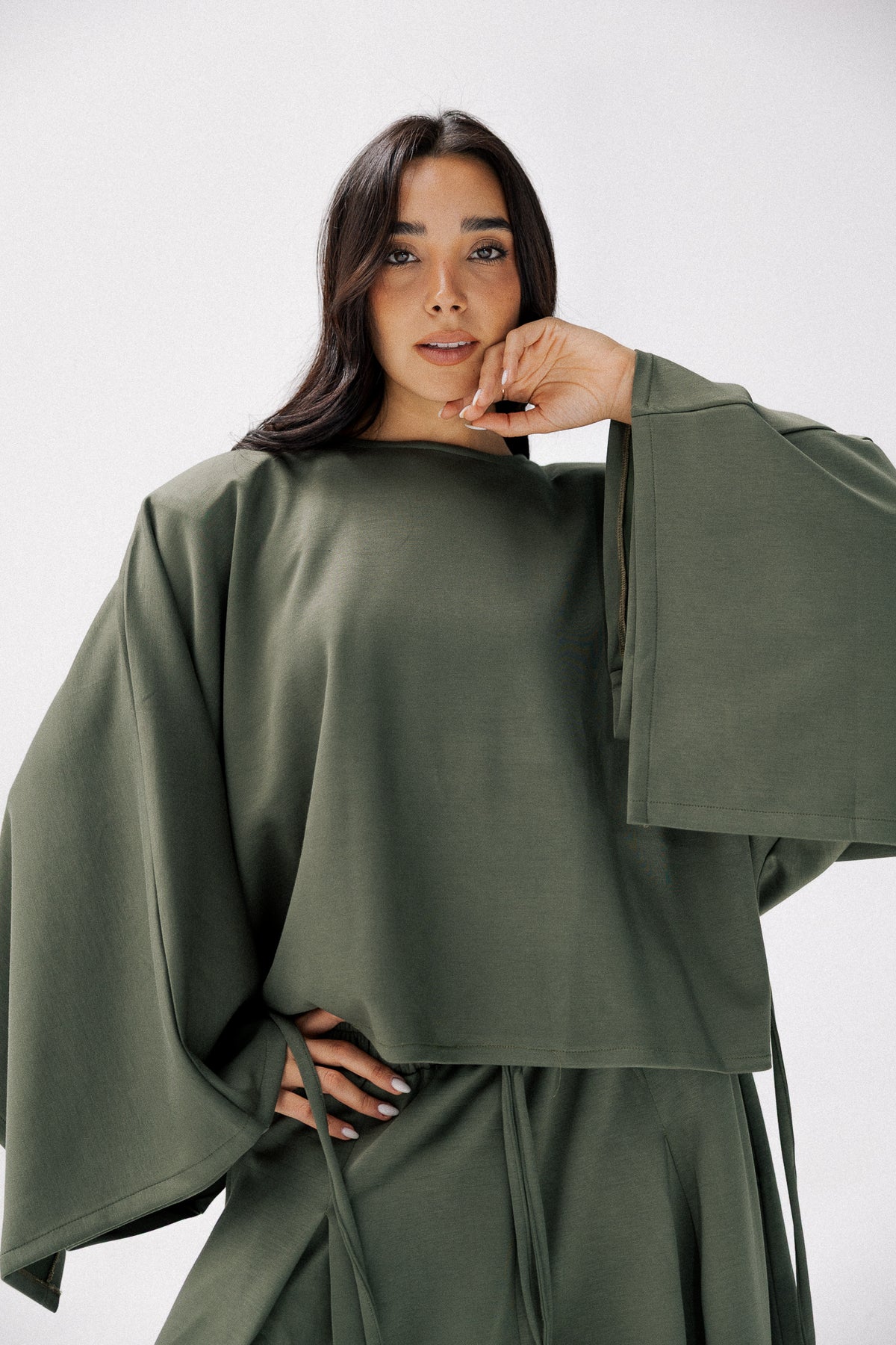 Ruffeled cotton set in dark olive