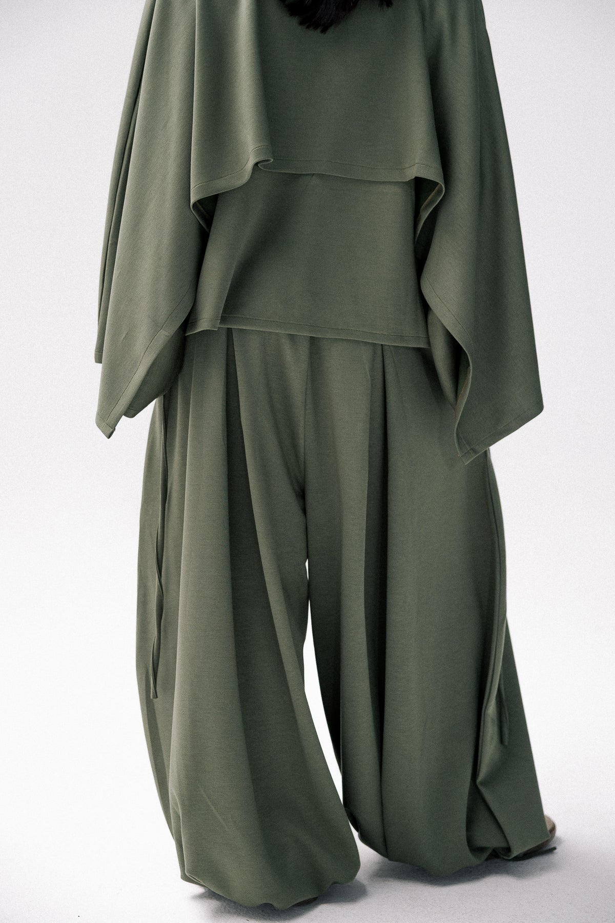 Ruffeled cotton set in dark olive