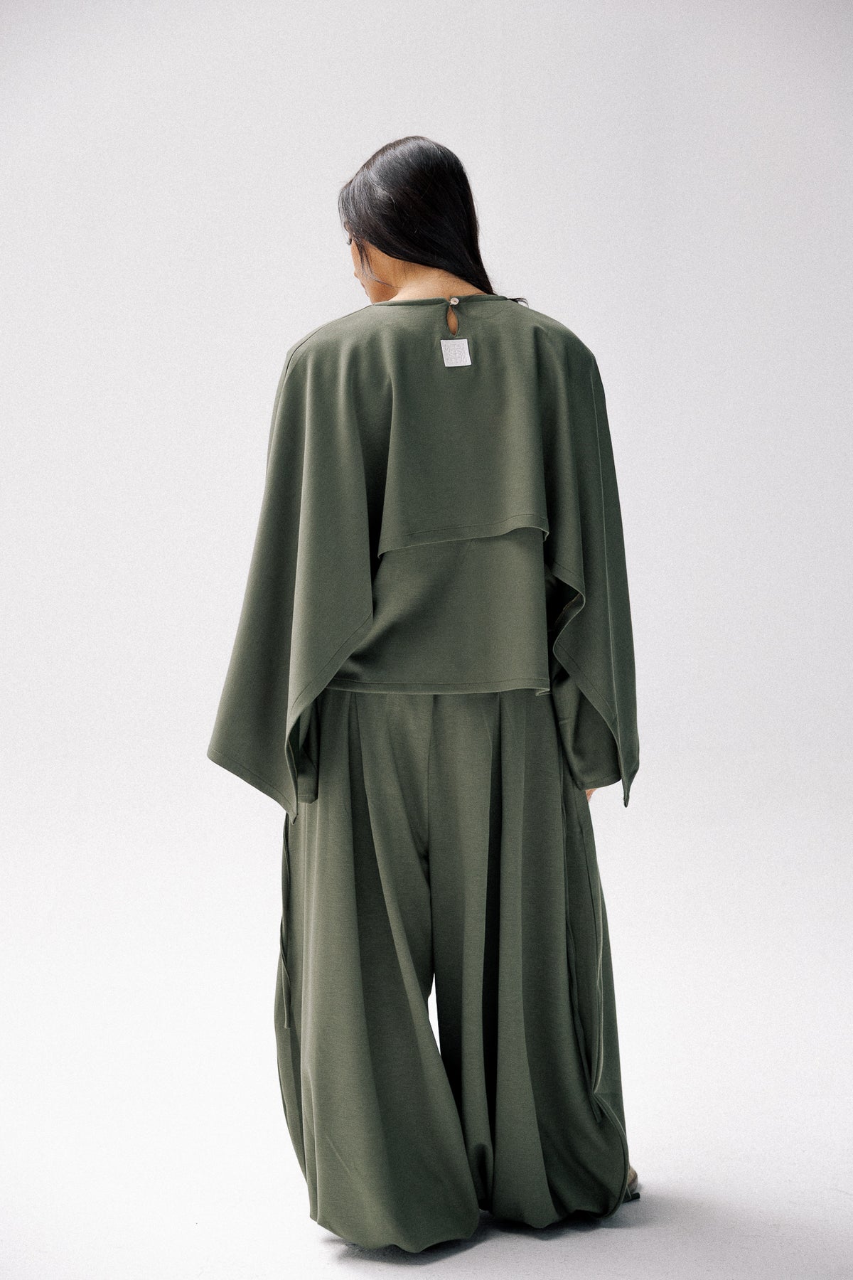 Ruffeled cotton set in dark olive
