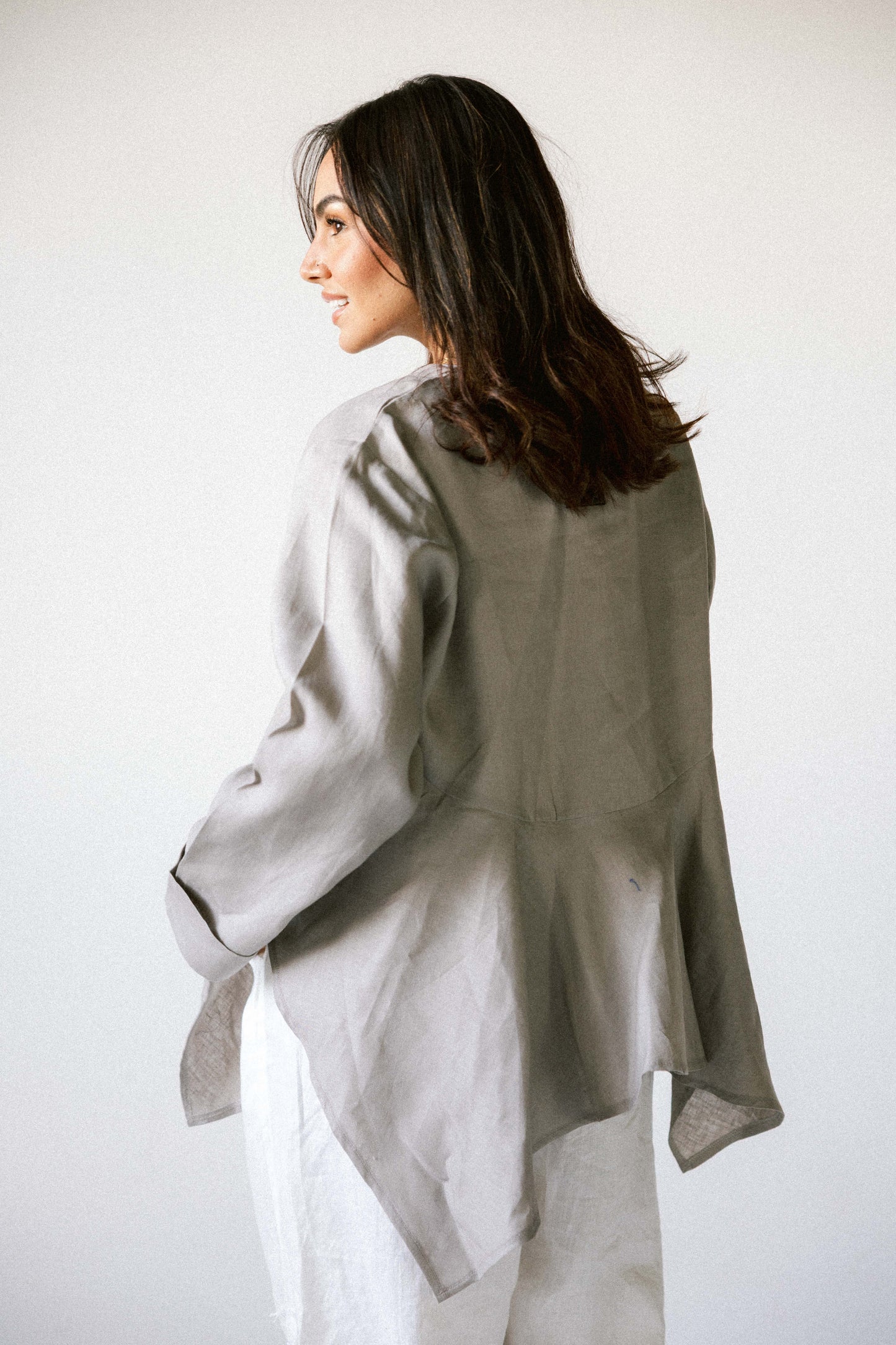Ruffeled linen top in griesh