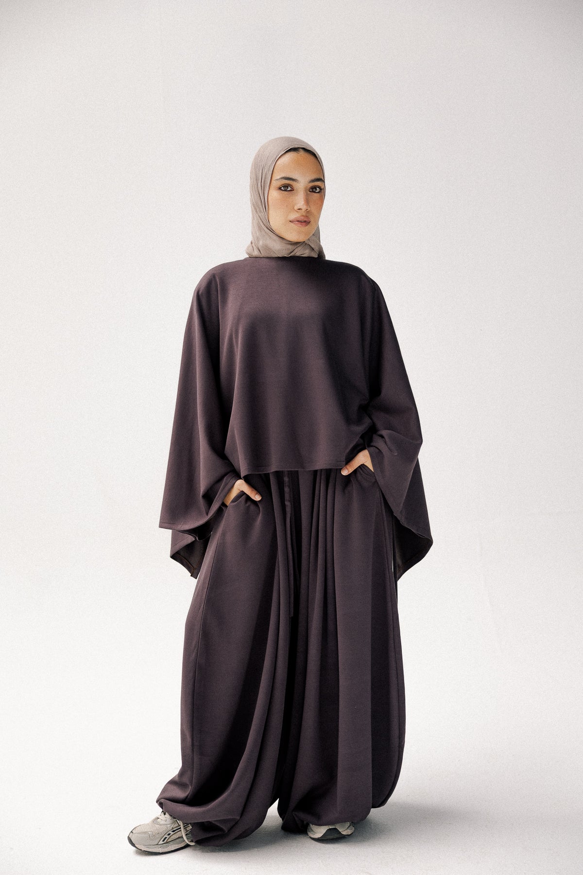 Ruffeled cotton set in dark grey