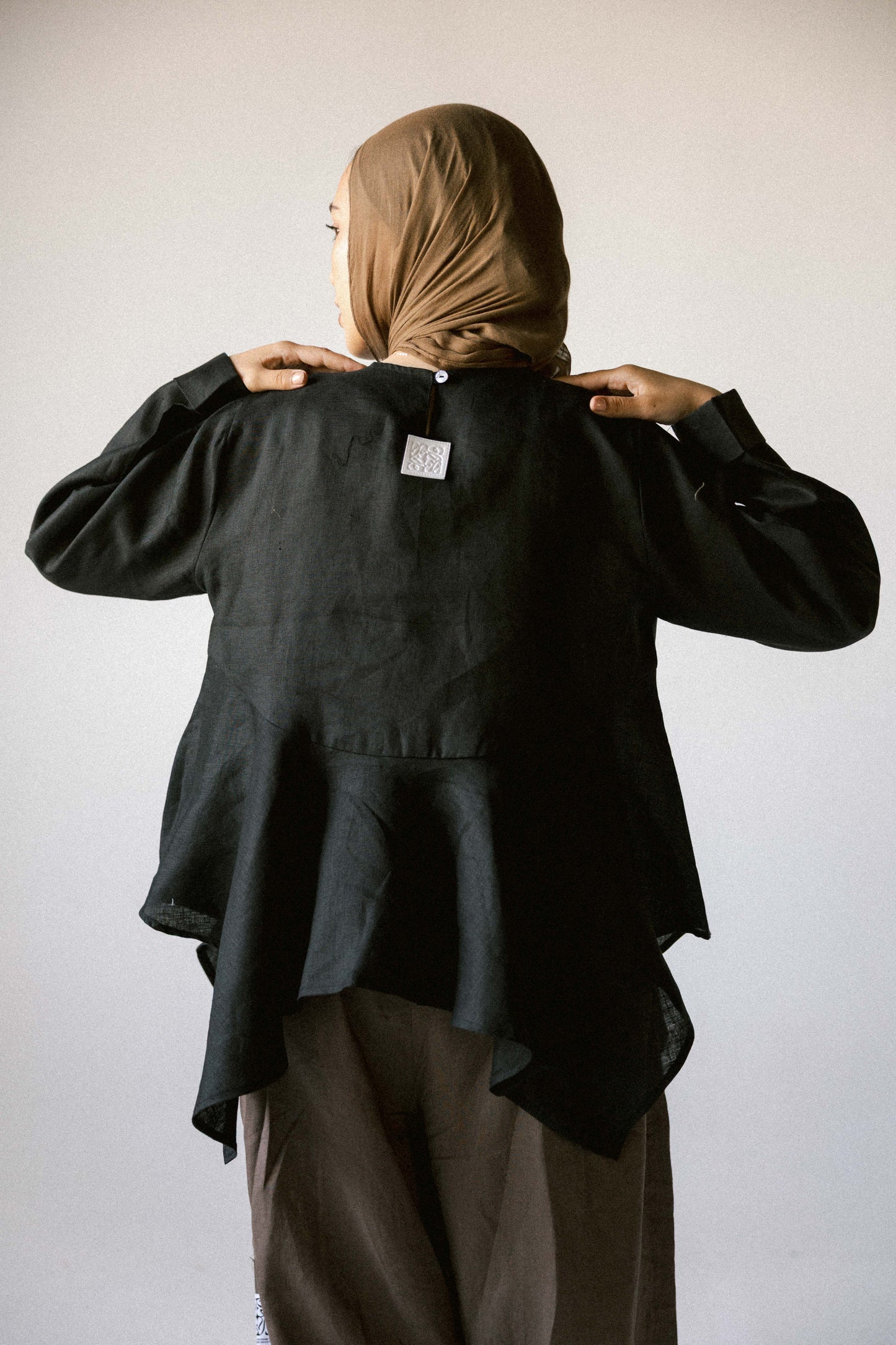 Ruffeled linen top in black