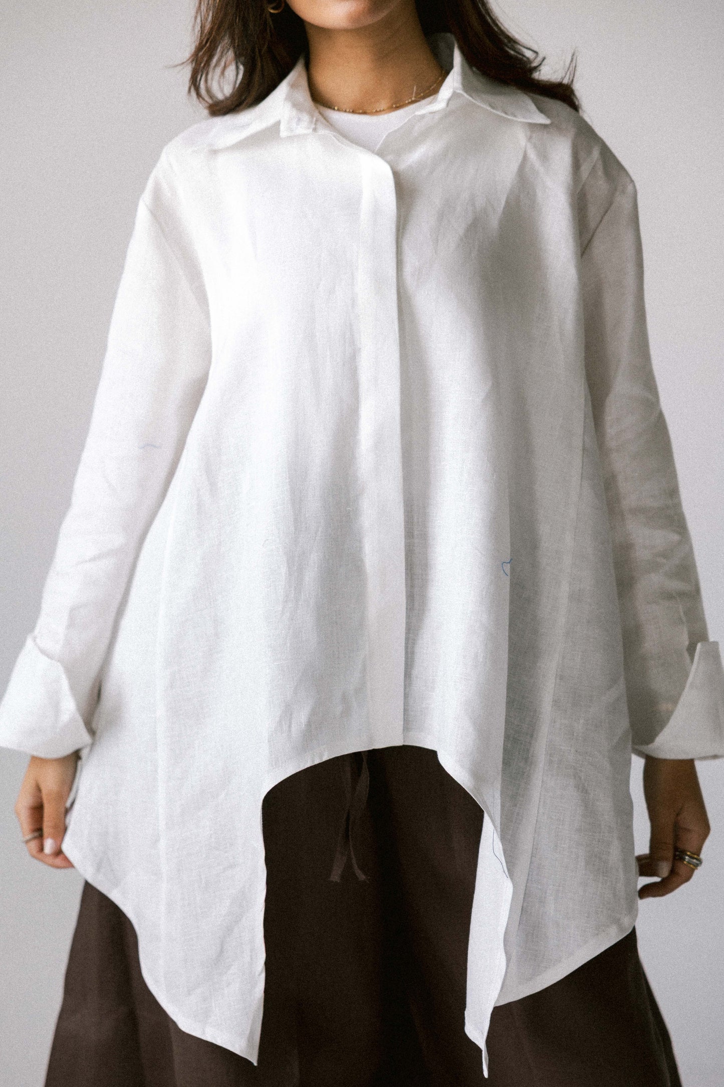 Round shirt in white