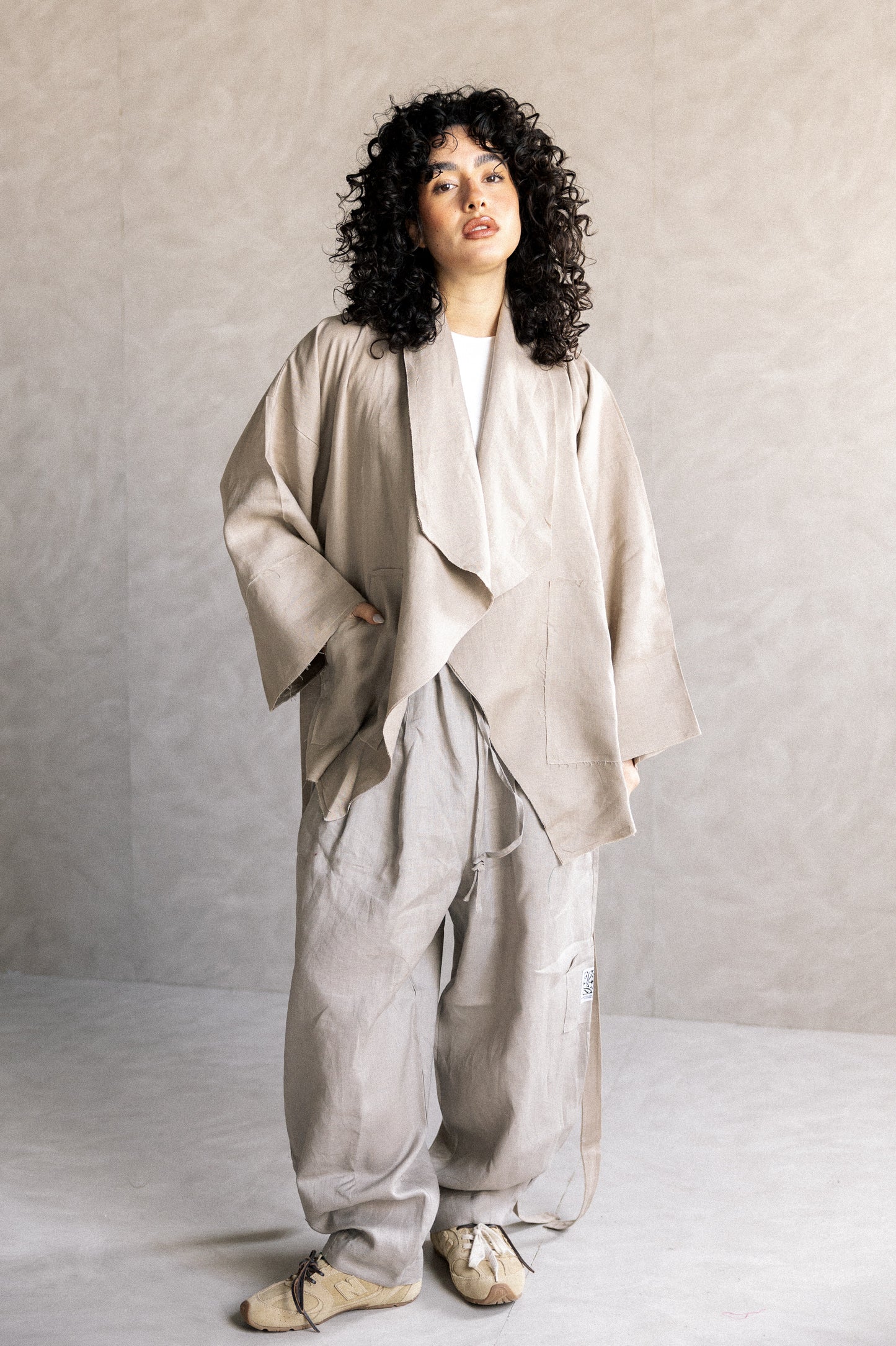 Collar kimono in cafe