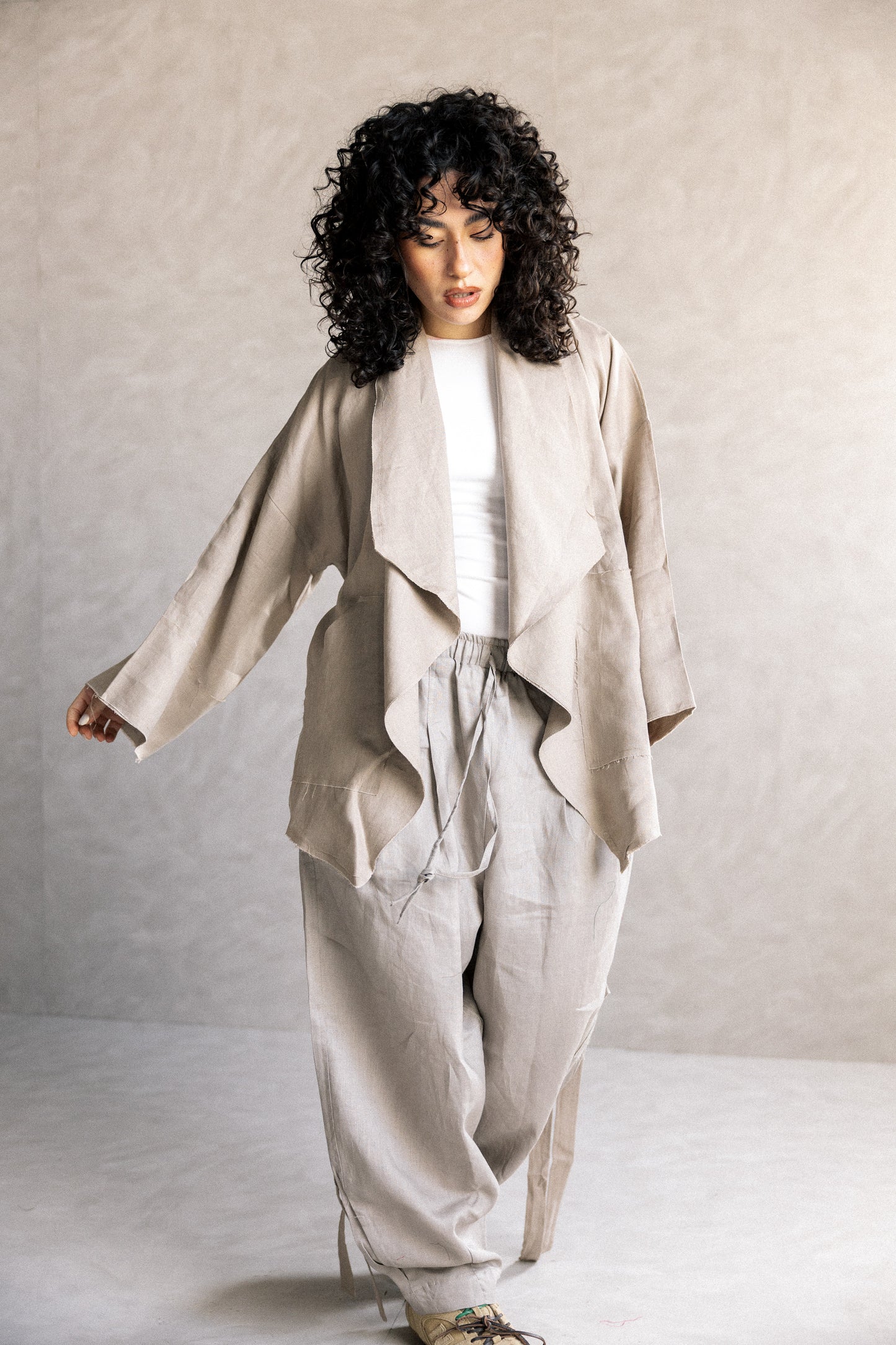Collar kimono in cafe
