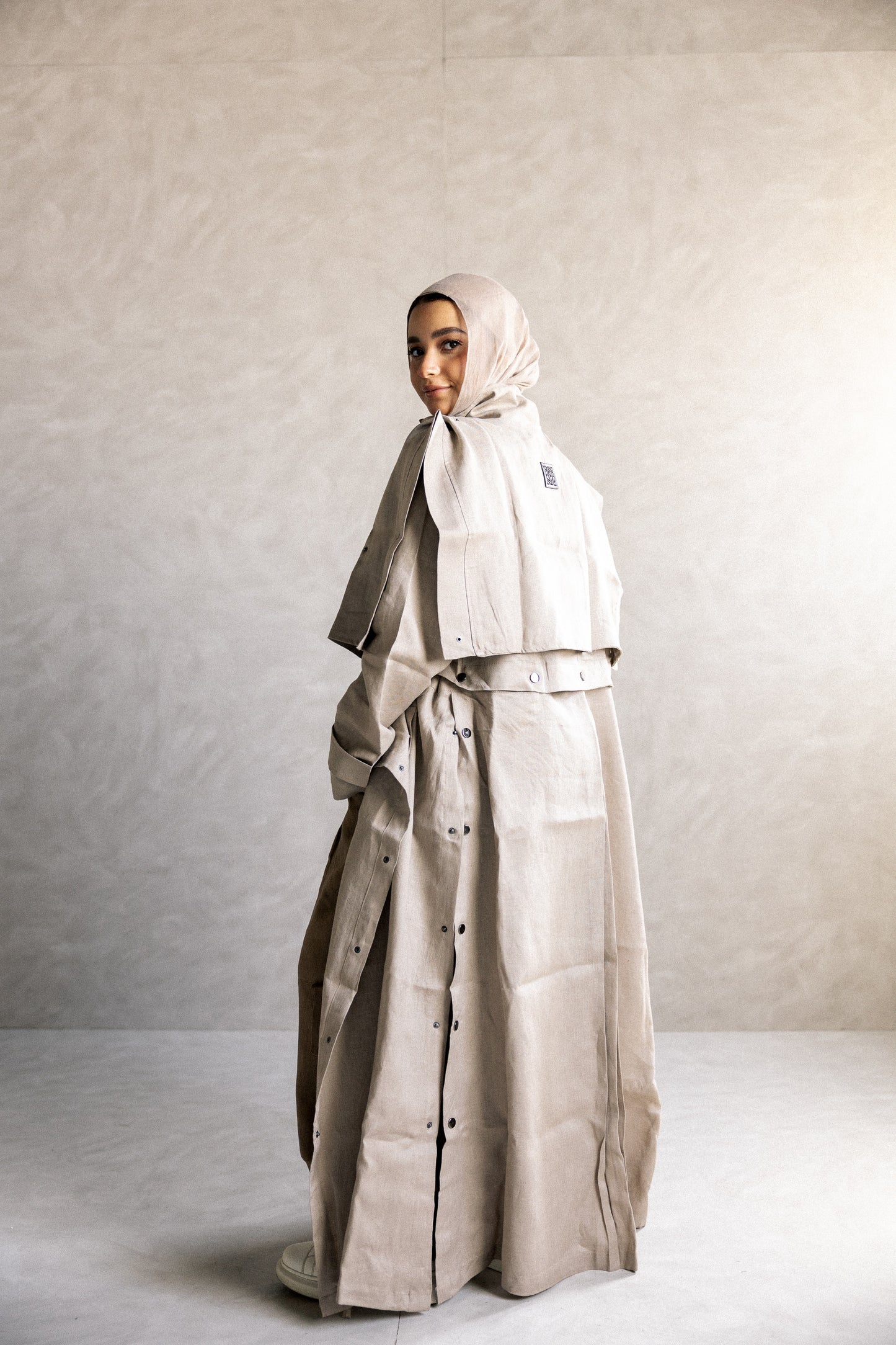 Jouzoor linen coat in cafe