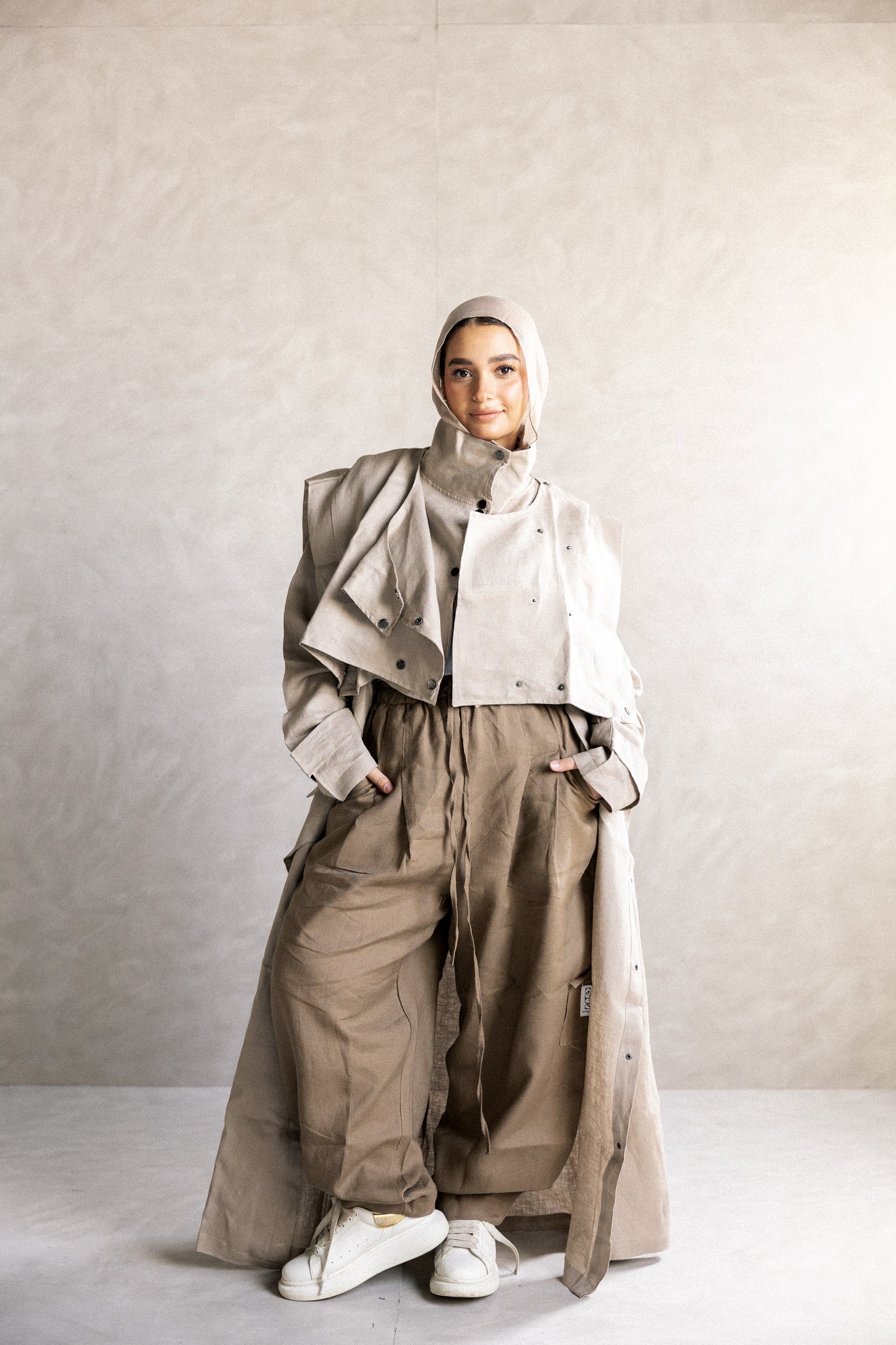 Jouzoor linen coat in cafe