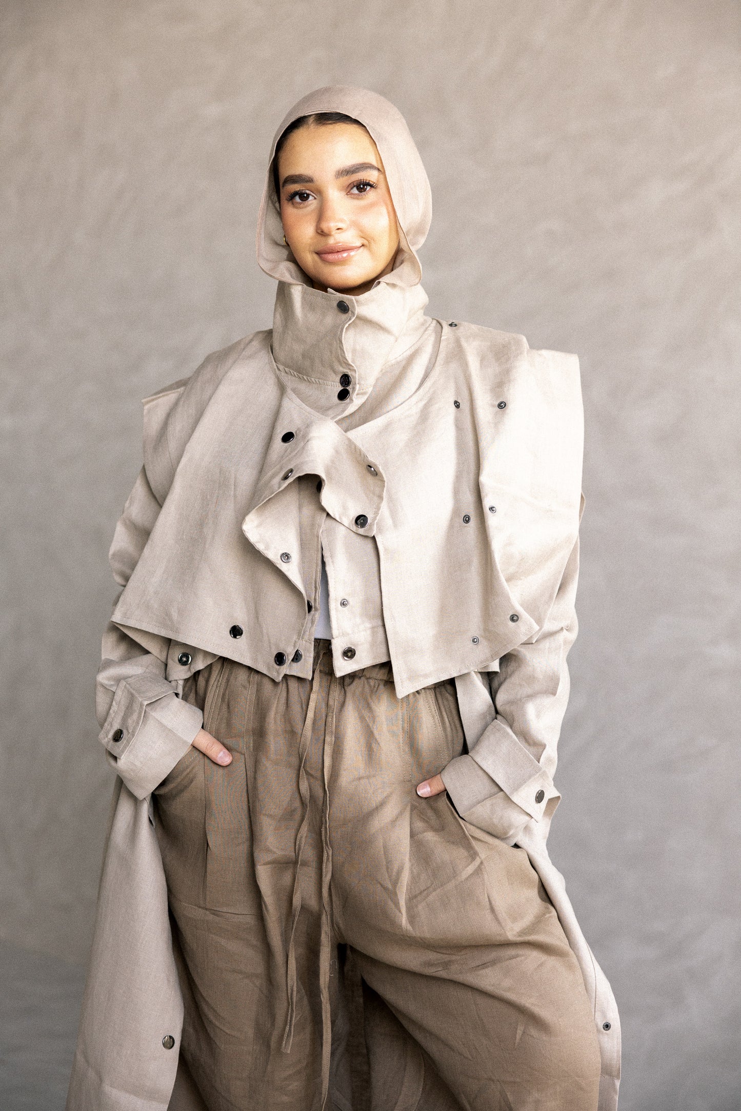 Jouzoor linen coat in cafe