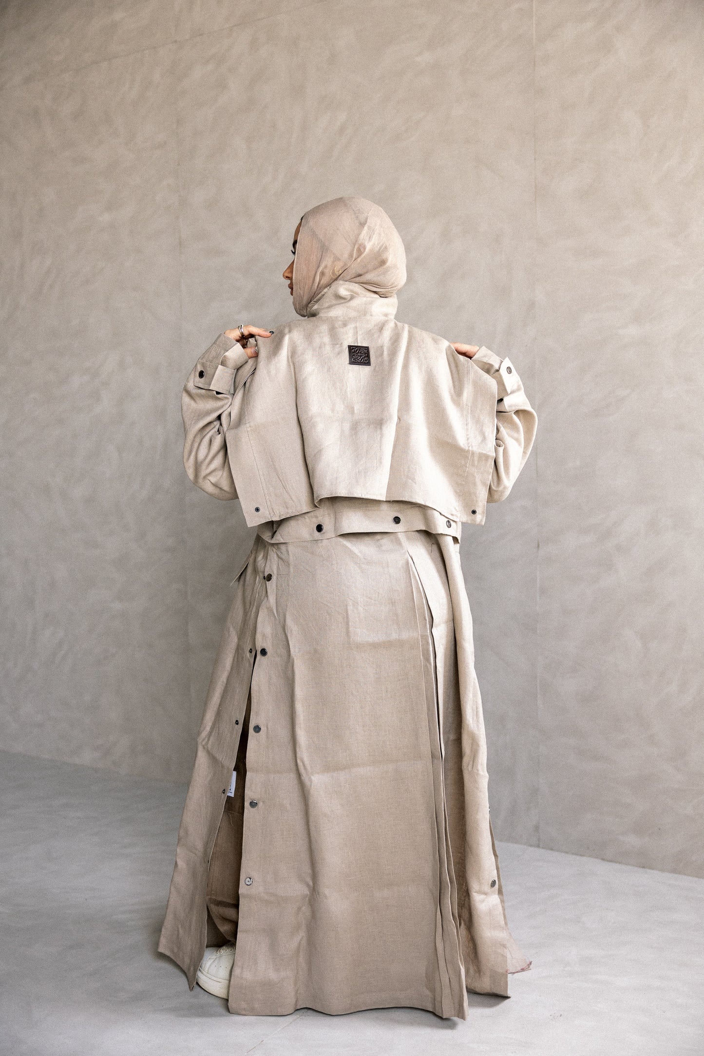 Jouzoor linen coat in cafe