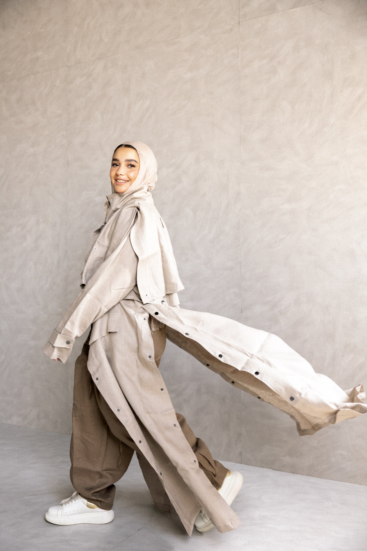 Jouzoor linen coat in cafe