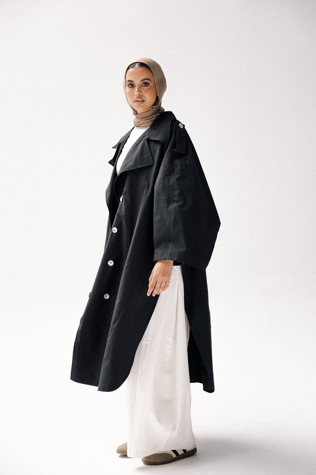 Rounded trench coat in black