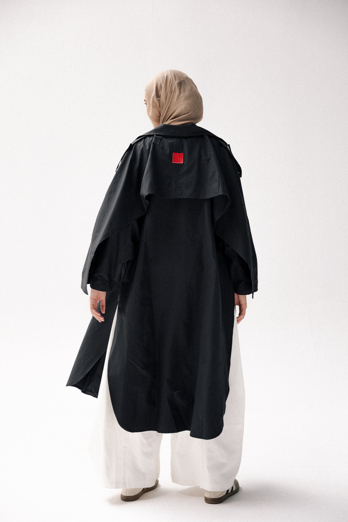 Rounded trench coat in black