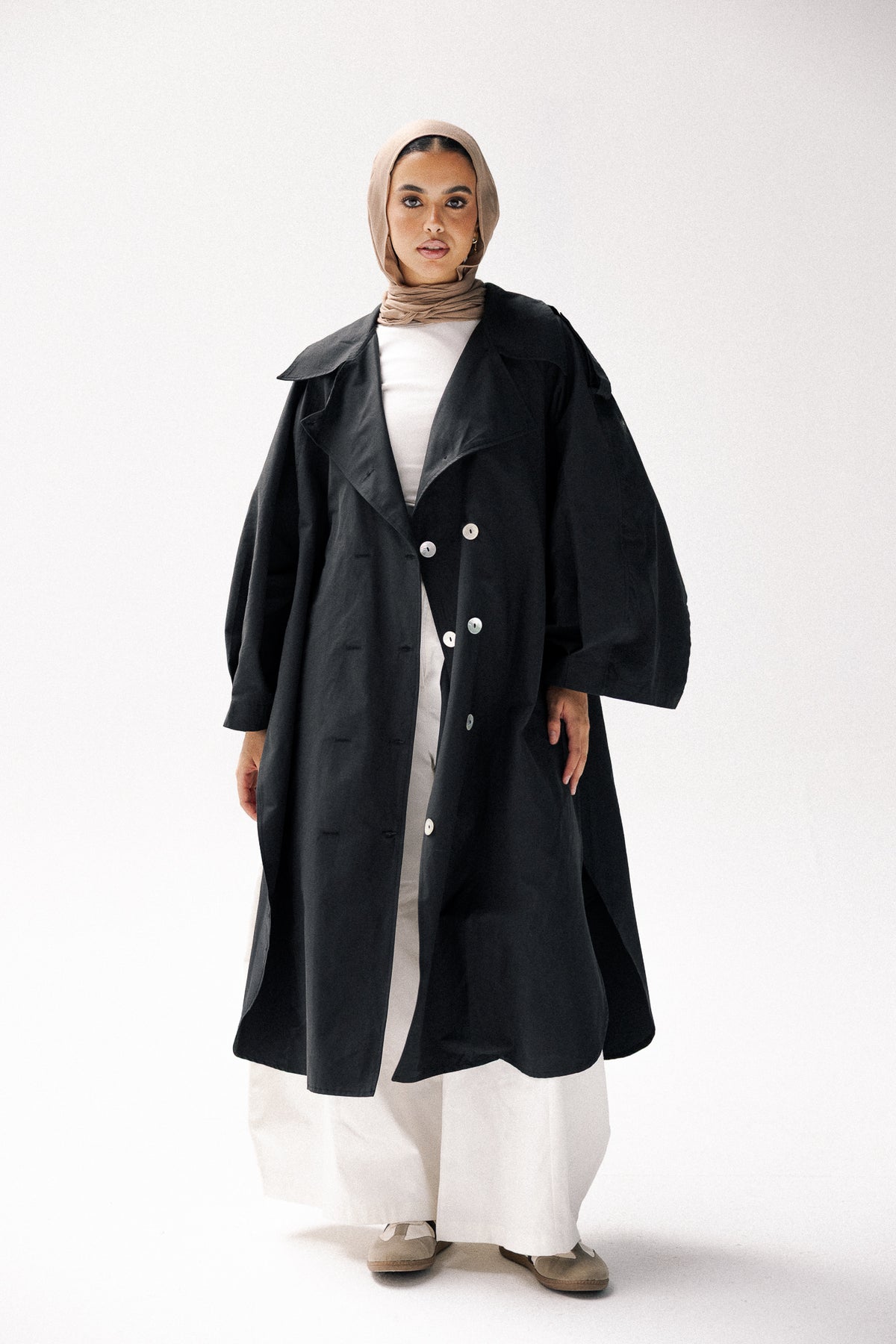 Rounded trench coat in black