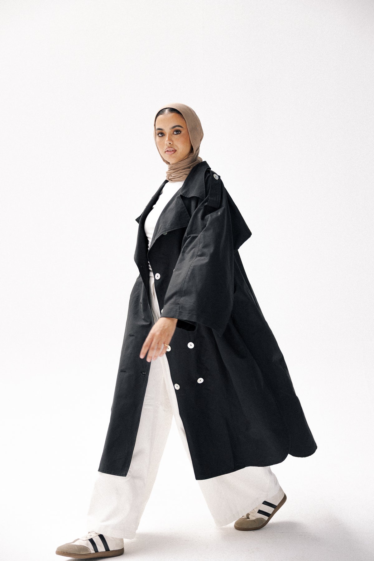 Rounded trench coat in black