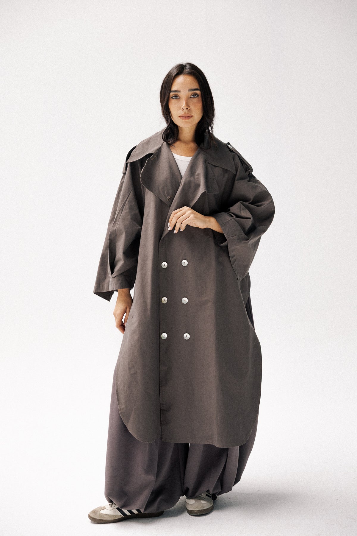 Rounded trench coat in griesh