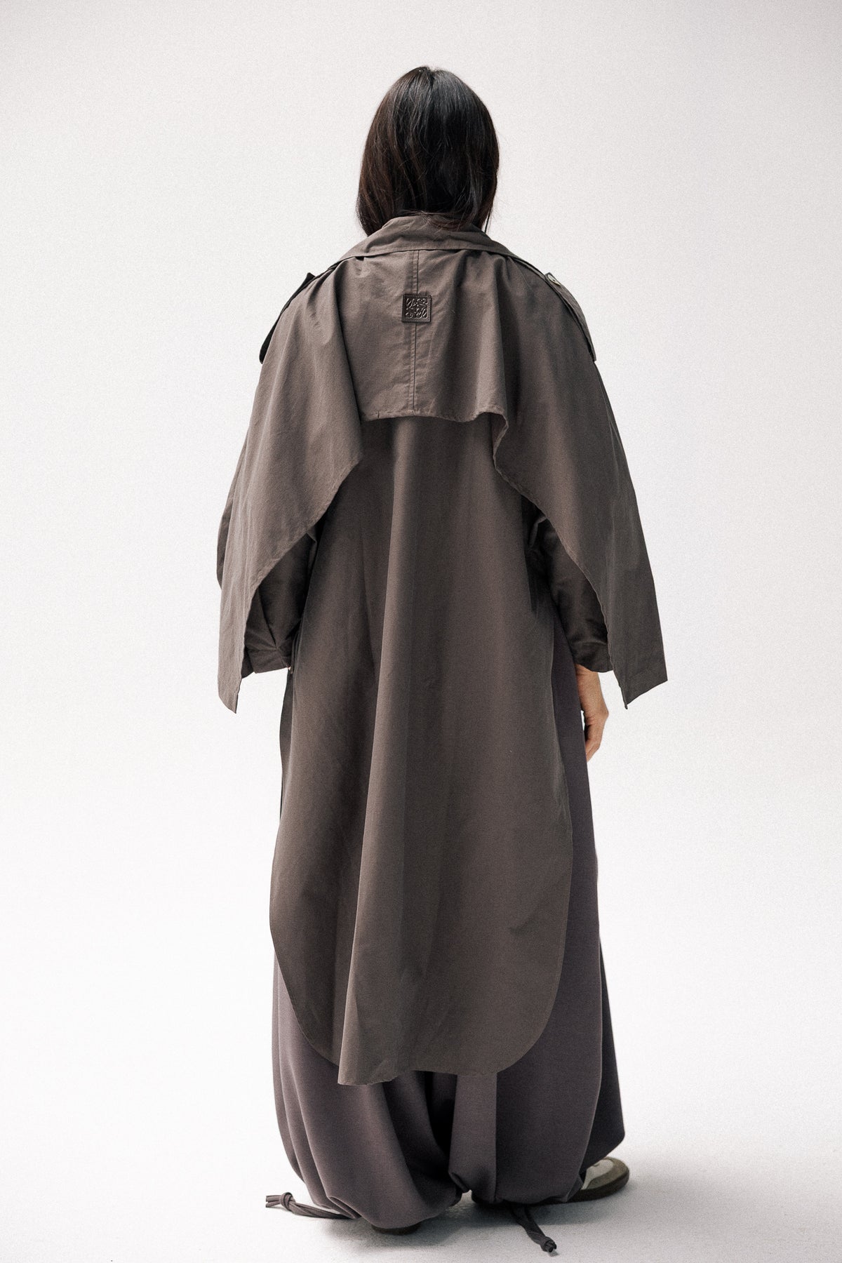 Rounded trench coat in griesh