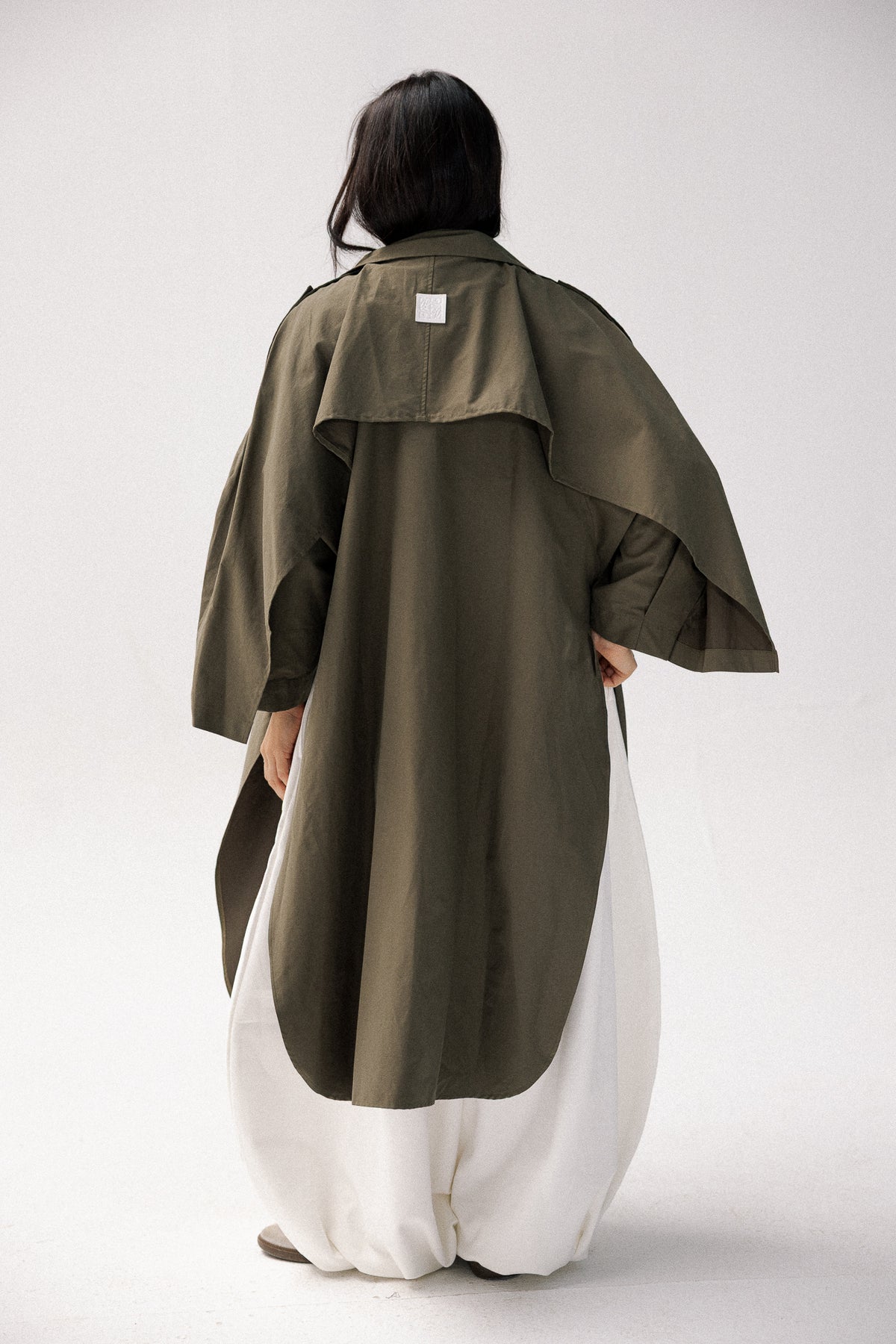 Rounded trench coat in olive