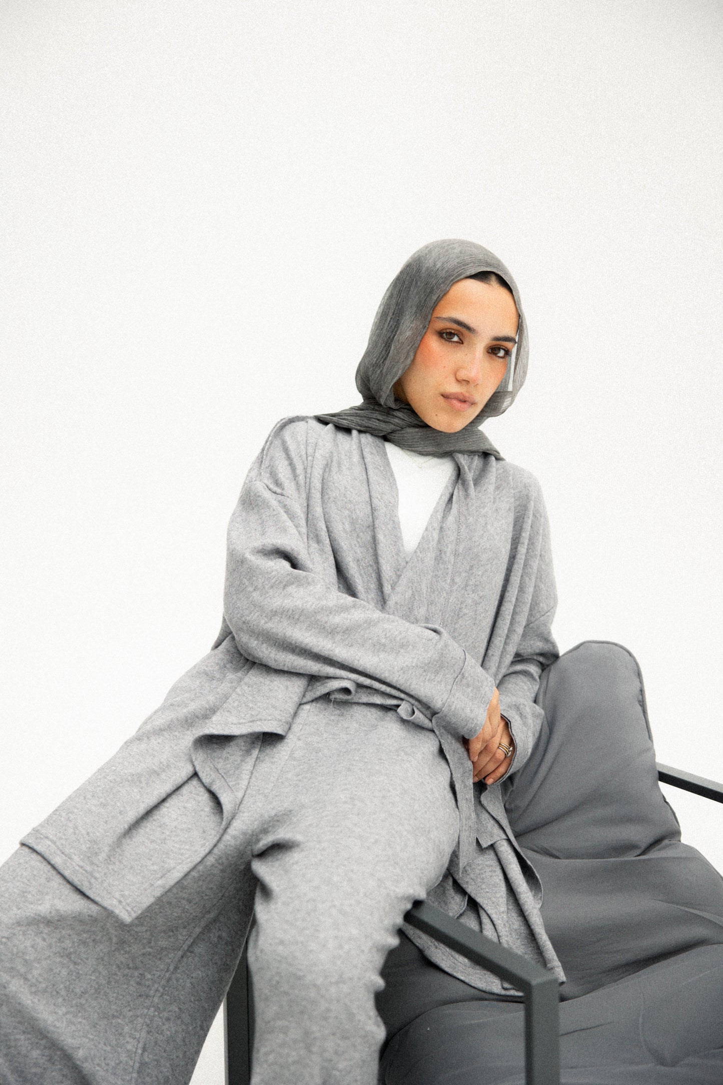 Ruffled wool set in grey