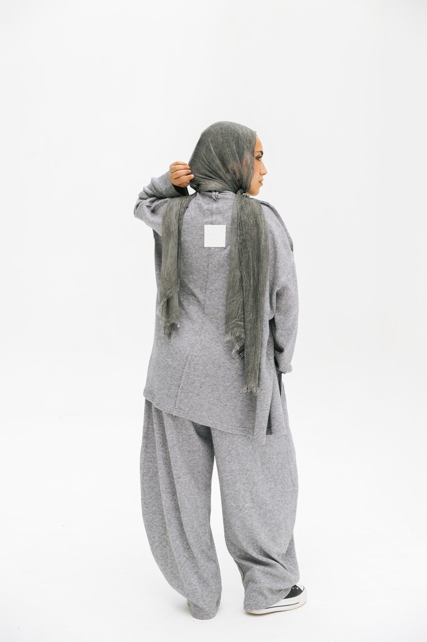 Ruffled wool set in grey