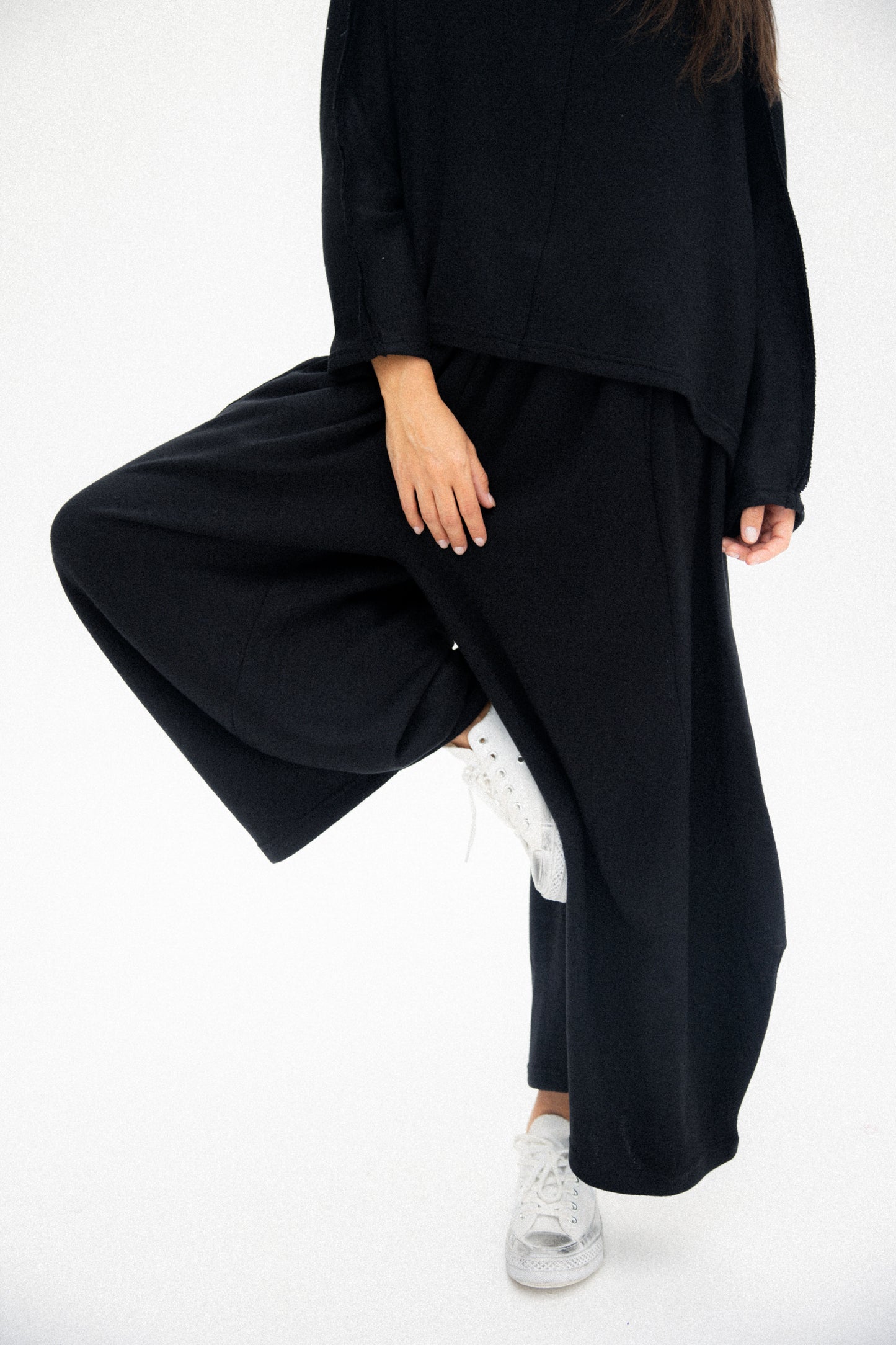 Signature wool set in black