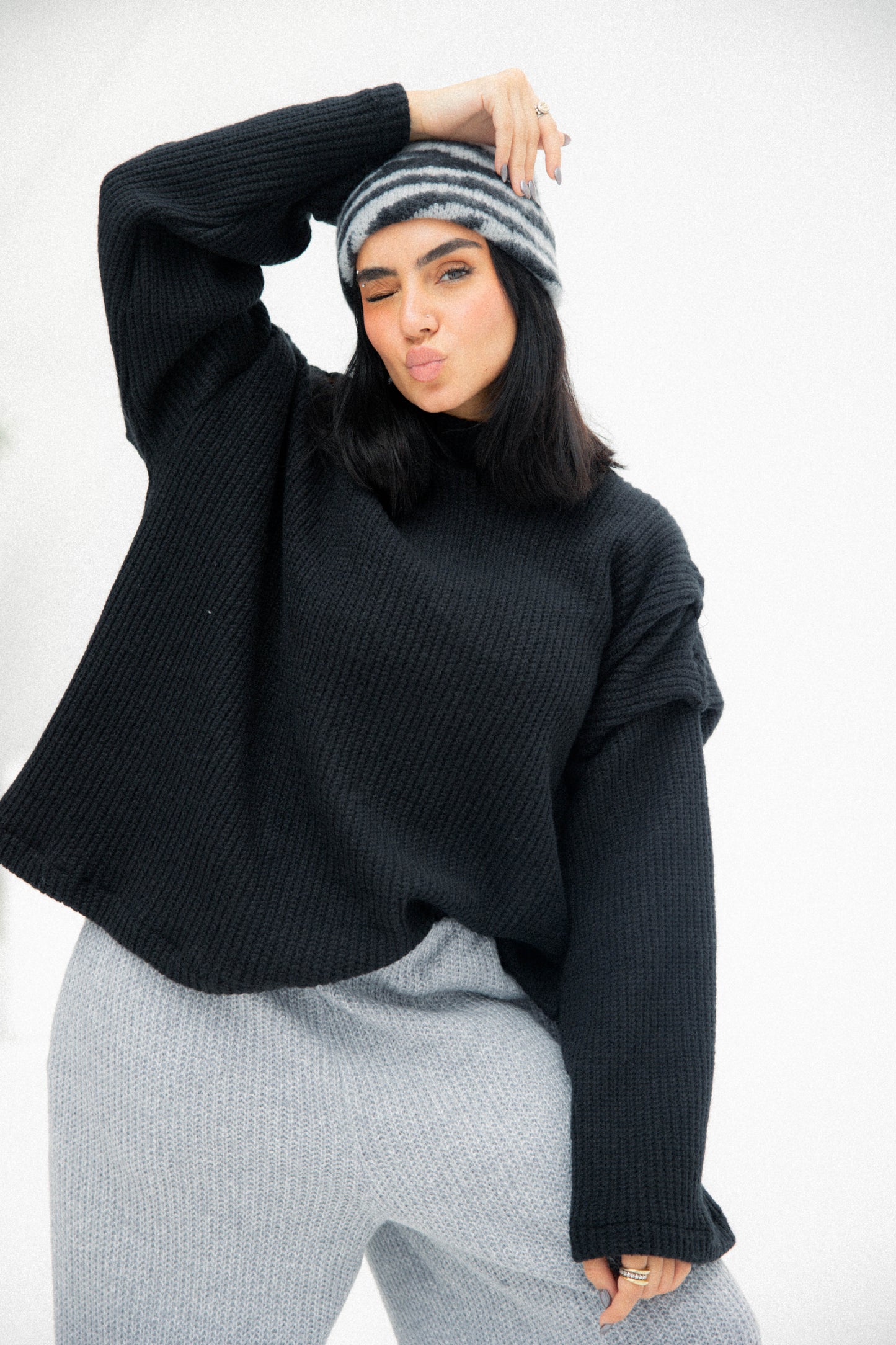 Shoulder pullover in black