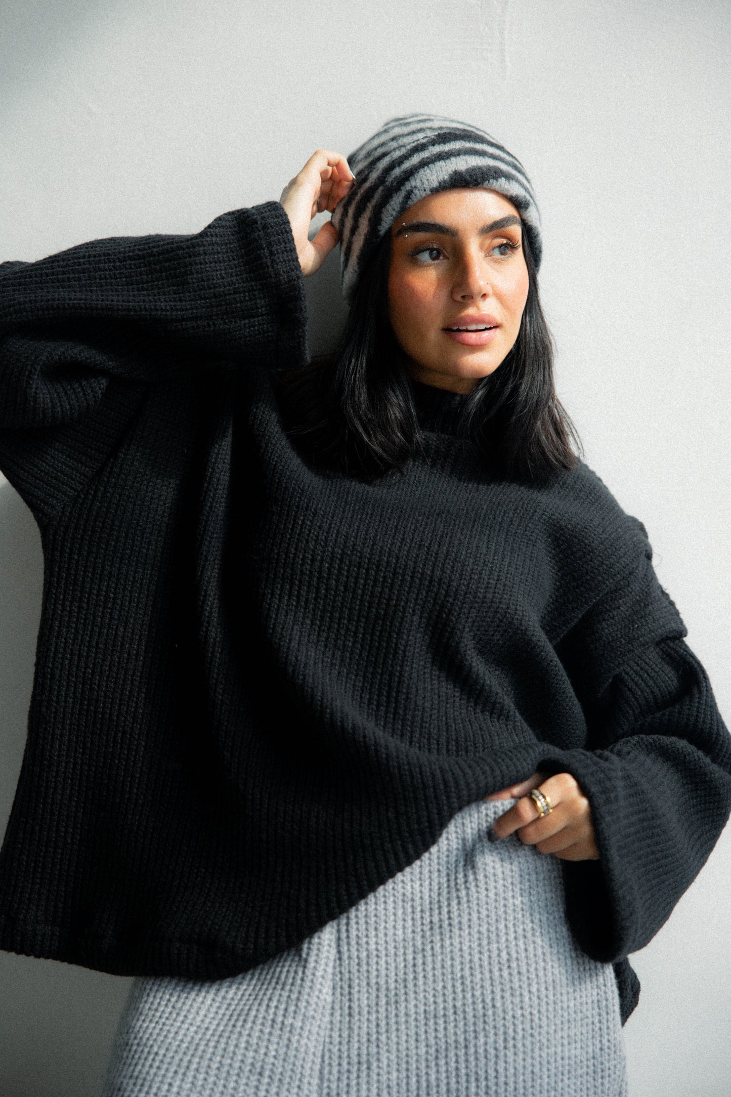 Shoulder pullover in black