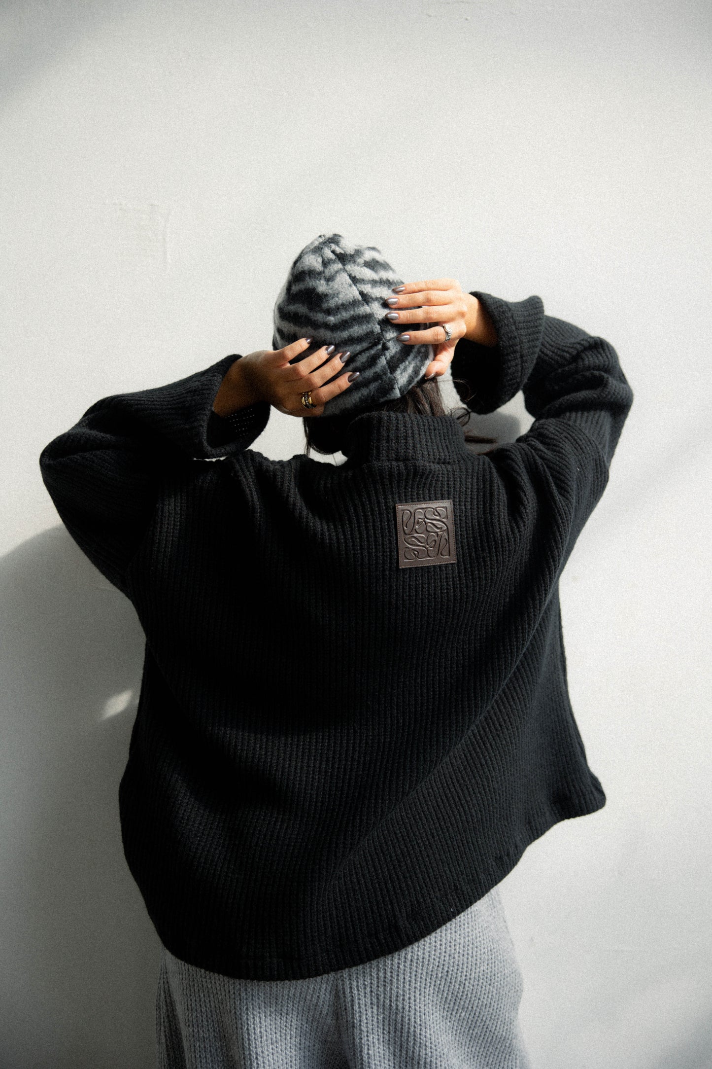 Shoulder pullover in black