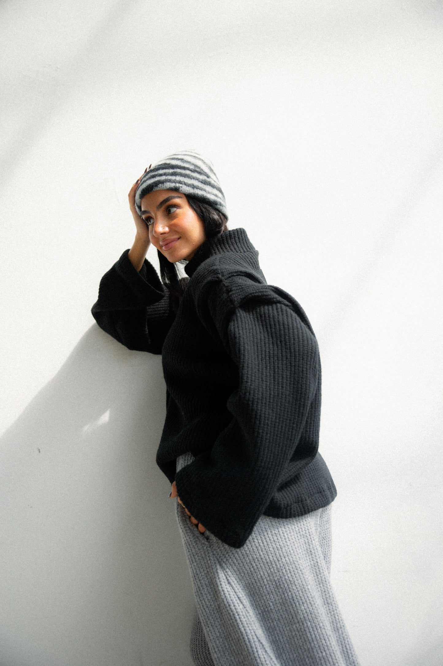 Shoulder pullover in black