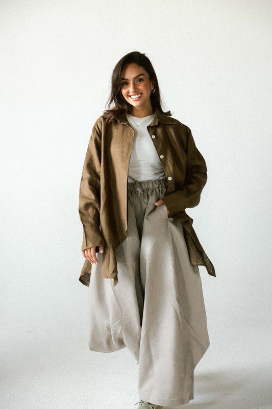 Curved pant in cafe