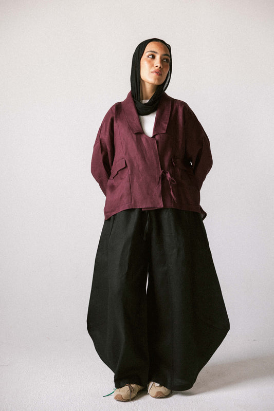 Curved pant in black