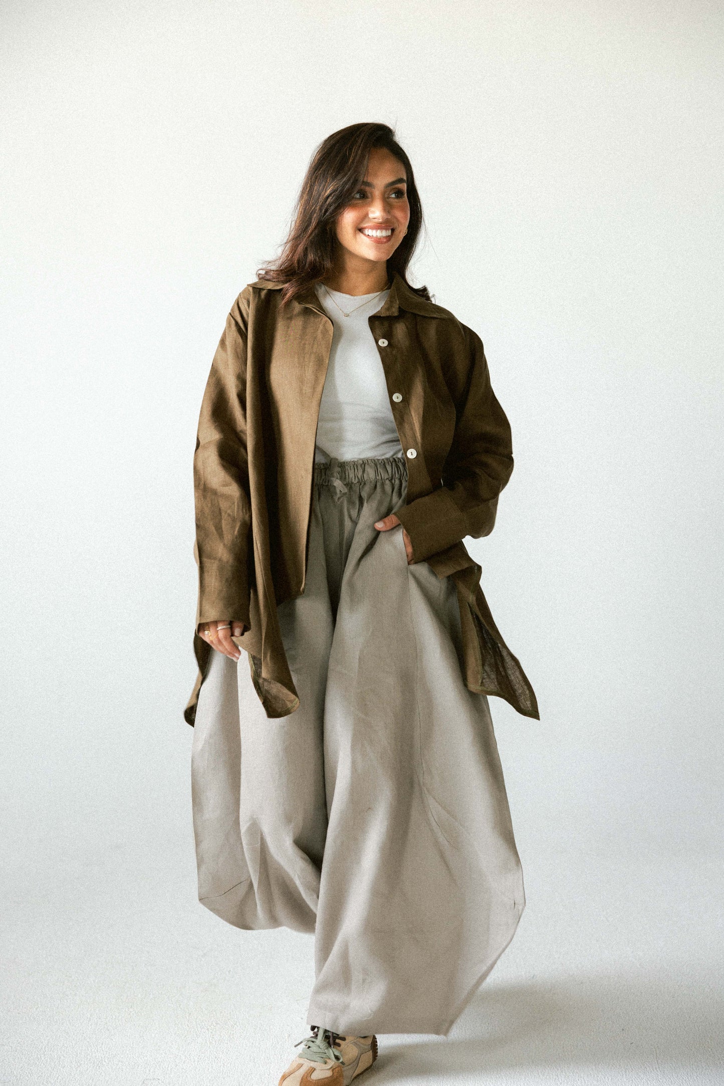 Curved pant in cafe